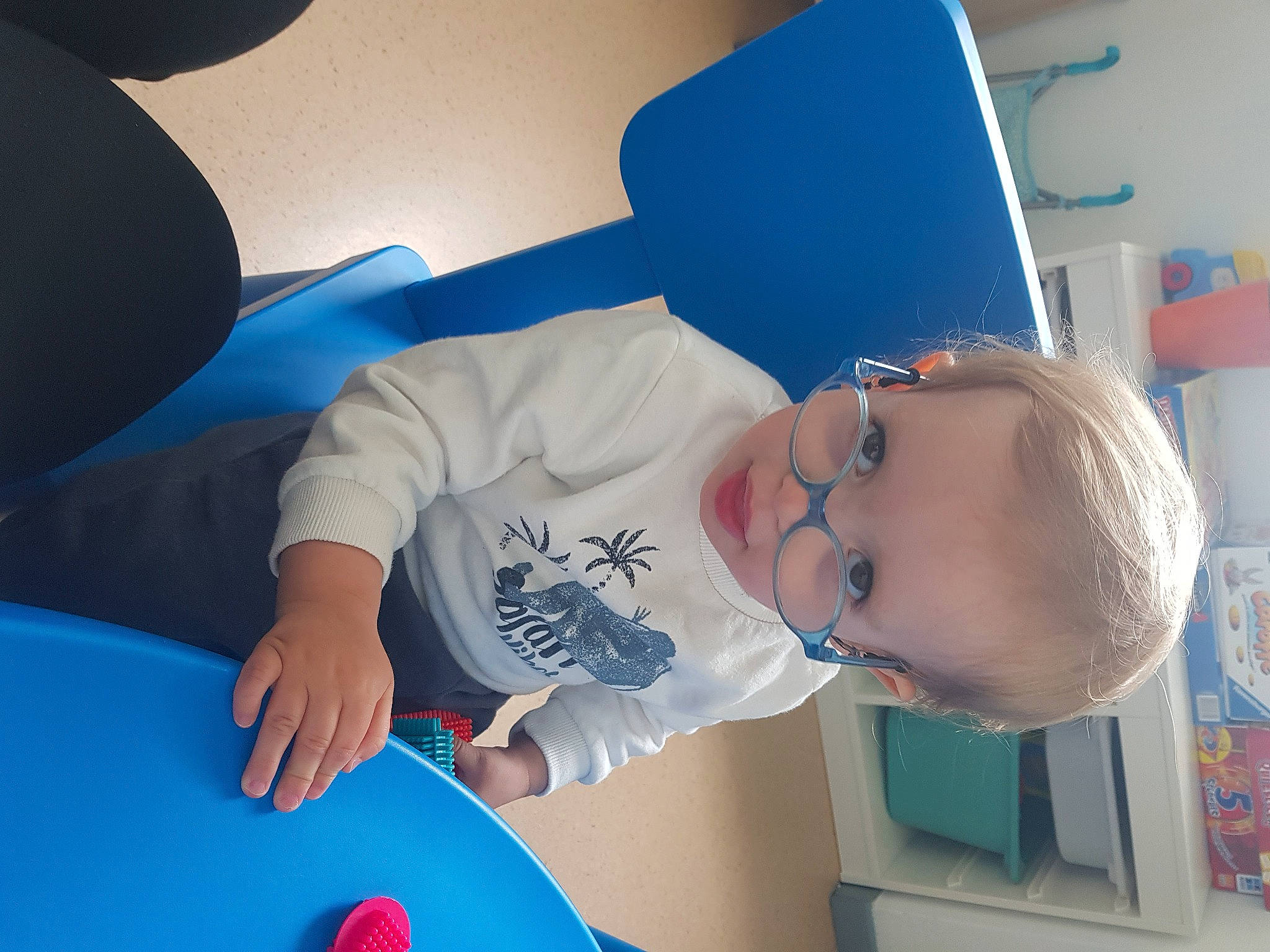 Noé participe au concours pour gagner de l'argent avec cette photo : arm, azure, baby, baby_toddler_clothing, child, comfort, elbow, electric_blue, finger, fun, glasses, hat, human_body, knee, leisure, mouth, person, room, sitting, t_shirt