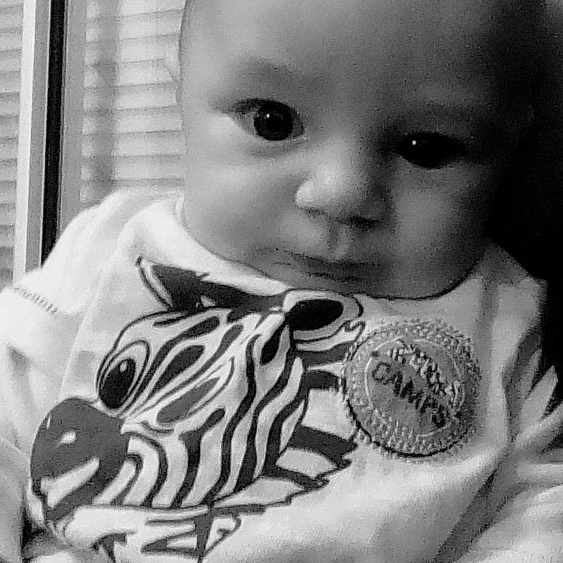 Gabin participe au concours pour gagner de l'argent avec cette photo : applique, baby, bib, bodypart, clothing, face, finger, hand, happy, hat, head, homedecor, newborn, pattern, person, photography, portrait, shirt, smile, t_shirt