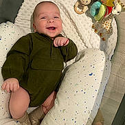 Joachim a rejoint le concours — aidez-le/la à gagner de superbes lots ! baby, infant, smiling, onesie, socks, stuffed_animal, giraffe_toy, rattle, crib, playpen, mattress, blanket, pillow, bedding, happy, portrait, hand, face, cute, indoor