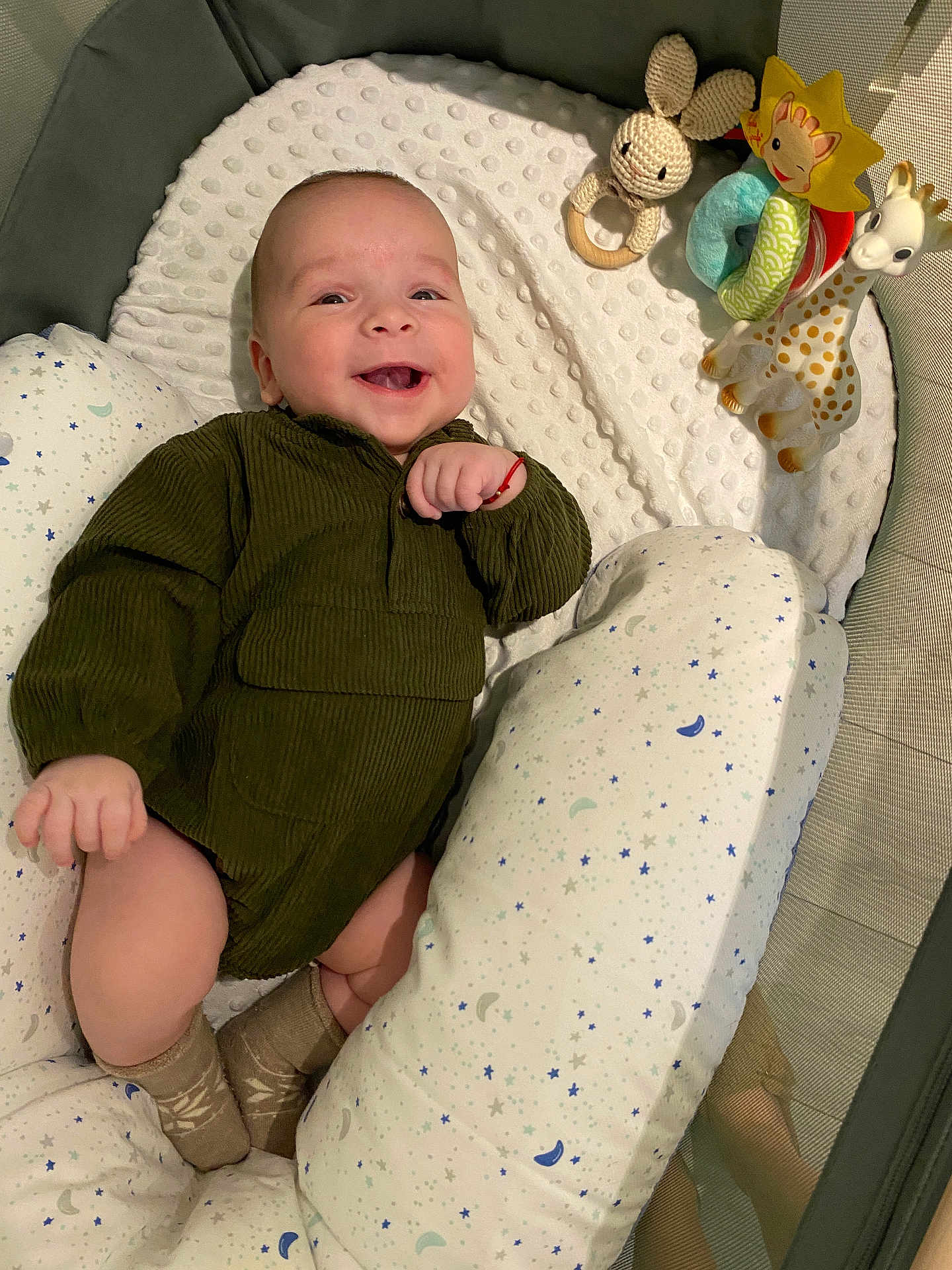 Joachim a rejoint le concours — aidez-le/la à gagner de superbes lots ! baby, infant, smiling, onesie, socks, stuffed_animal, giraffe_toy, rattle, crib, playpen, mattress, blanket, pillow, bedding, happy, portrait, hand, face, cute, indoor