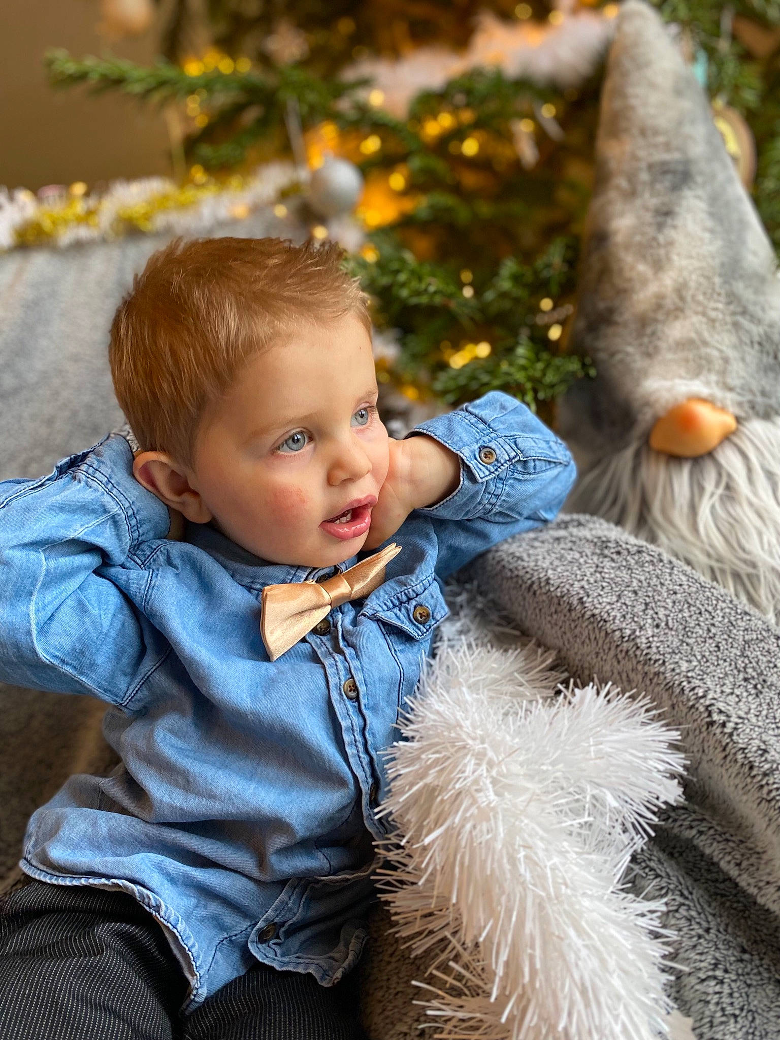 Ewenn a rejoint le concours — aidez-le/la à gagner de superbes lots ! baby, baby_toddler_clothing, beauty, child, face, fun, fur, fur_clothing, grass, happy, head, outerwear, people_in_nature, person, sitting, skin, toddler, toy, tree, winter