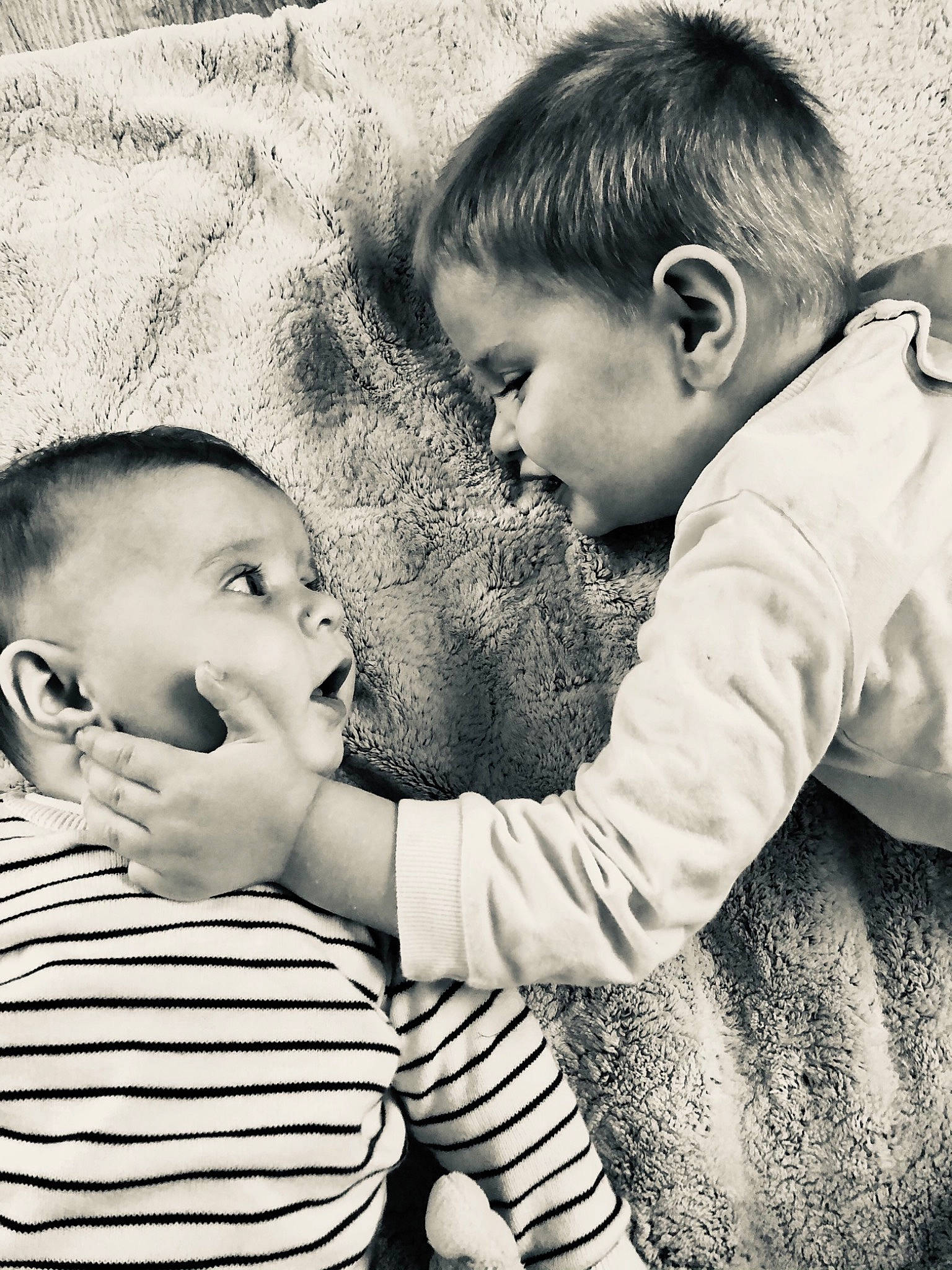 Elio participe au concours pour gagner de l'argent avec cette photo : arm, black, cheek, chin, eye, hair, hairstyle, hand, happy, head, human_body, leaf, mouth, nose, people_in_nature, person, skin, smile, standing, vertebrate