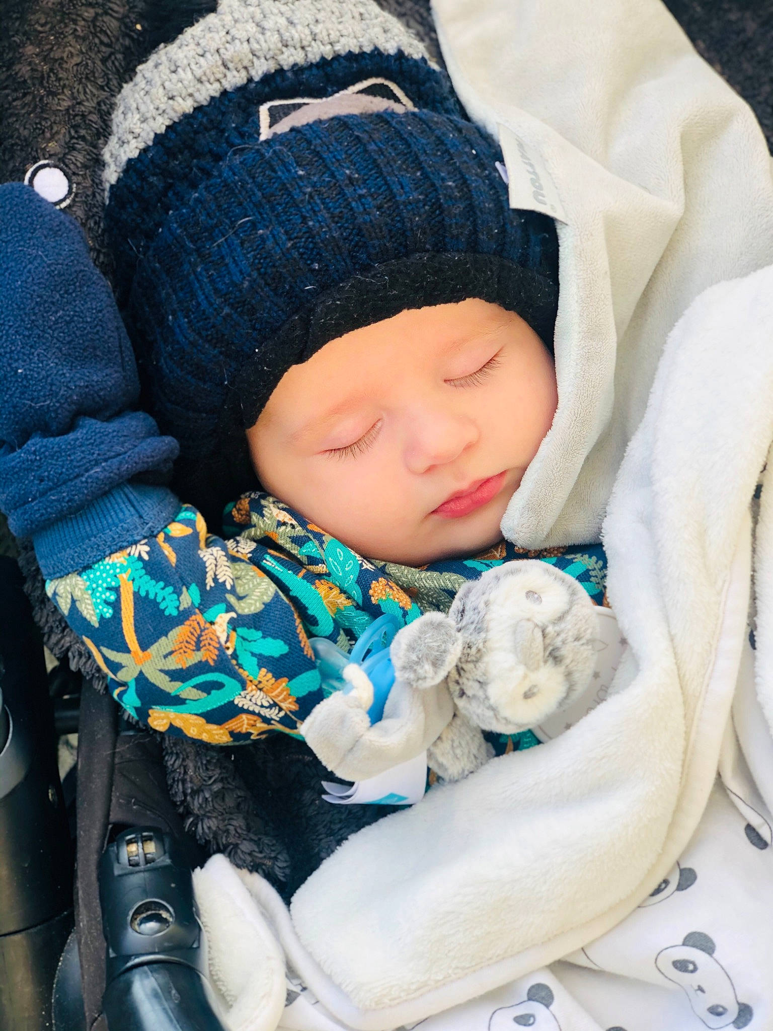 Elio a rejoint le concours — aidez-le/la à gagner de superbes lots ! baby, baby_carriage, baby_in_car_seat, baby_products, baby_sleeping, baby_toddler_clothing, beanie, cap, car_seat, cheek, child, comfort, electric_blue, fashion_accessory, headwear, knit_cap, pattern, person, product, sitting