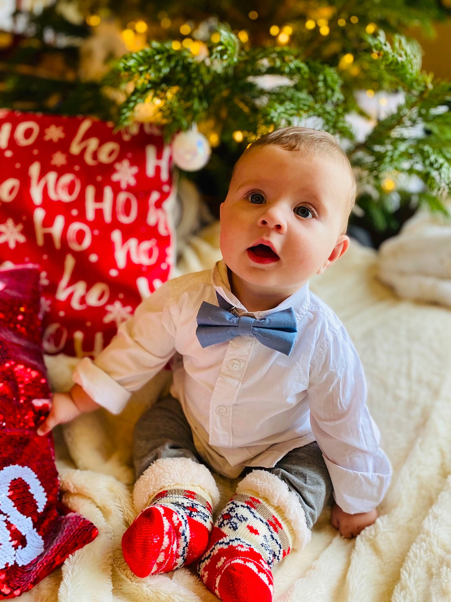 Elio participe au concours pour gagner de l'argent avec cette photo : baby, baby_toddler_clothing, beauty, carmine, child, christmas, christmas_decoration, event, facial_expression, fun, grass, happy, holiday, pattern, people, person, sitting, sleeve, sock, surprise