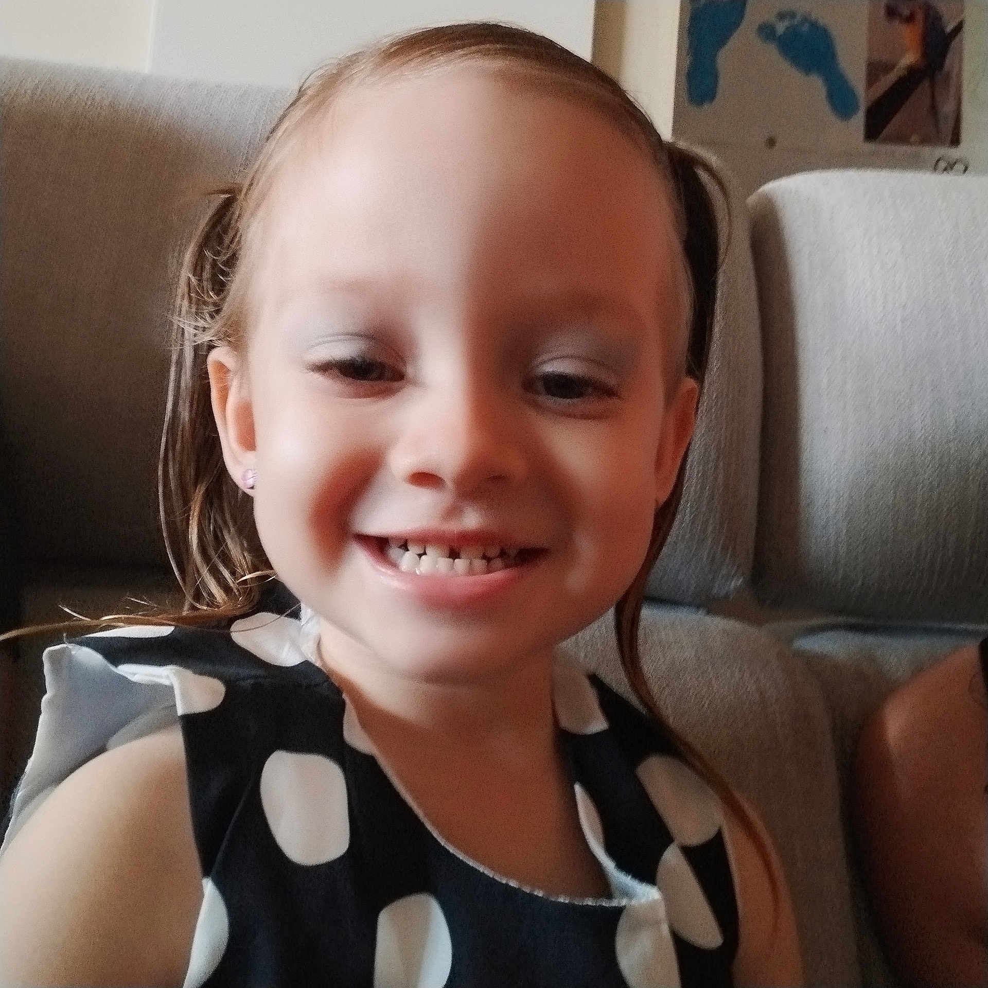 Amelina a rejoint le concours — aidez-le/la à gagner de superbes lots ! architecture, baby, bodypart, building, chair, couch, cushion, face, furniture, happy, head, homedecor, indoors, livingroom, mouth, person, photography, portrait, smile, teeth