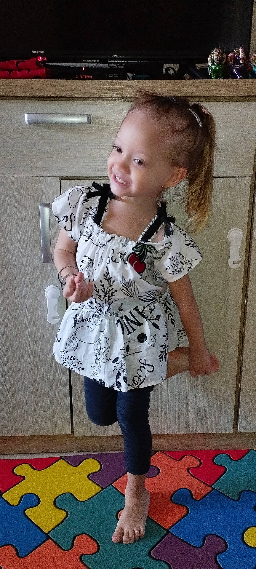 Amelina participe au concours pour gagner de l'argent avec cette photo : barefoot, blouse, child, clothing, computerhardware, dress, electronics, face, female, girl, hardware, head, homedecor, monitor, pattern, person, photography, portrait, screen, tv