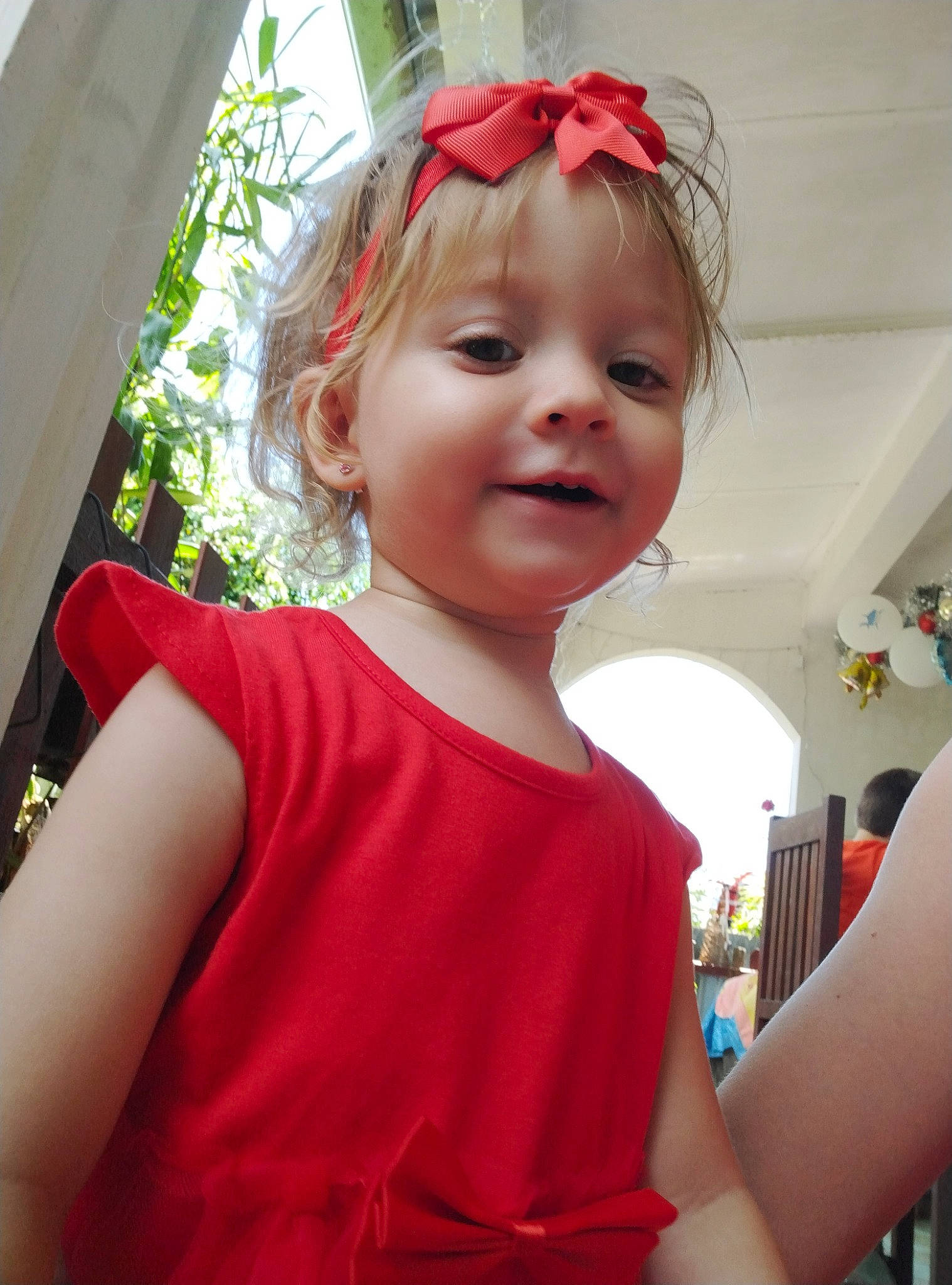 Amelina a rejoint le concours — aidez-le/la à gagner de superbes lots ! baby_toddler_clothing, child, event, eyewear, fashion_accessory, fun, hair_accessory, happy, headband, headpiece, iris, lip, magenta, neck, person, pink, red, skin, smile, sunglasses