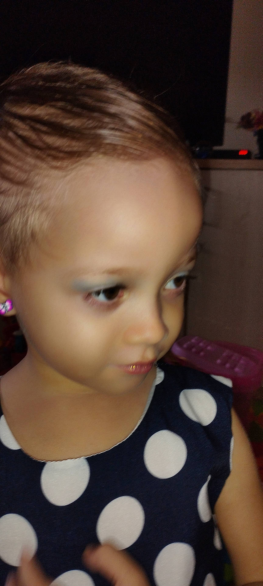 Amelina participe au concours pour gagner de l'argent avec cette photo : accessories, bodypart, child, earring, face, female, finger, girl, hand, head, jewelry, pattern, person, photography, pingpong, pingpongpaddle, polkadot, portrait, racket, sport