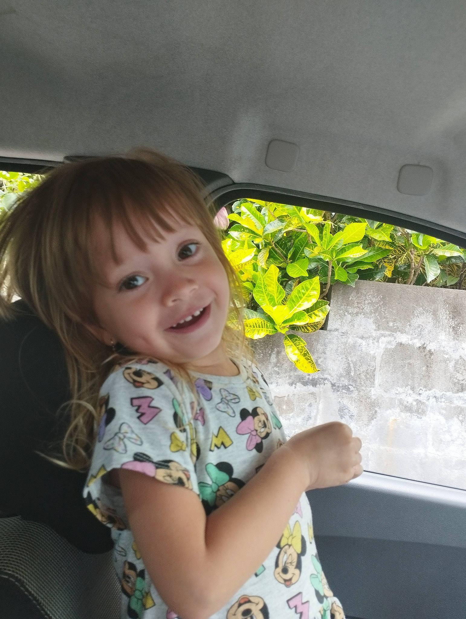 Amelina a rejoint le concours — aidez-le/la à gagner de superbes lots ! baby_toddler_clothing, beauty, child, eye, finger, flash_photography, fun, grass, hairstyle, happy, joy, leisure, person, plant, sitting, skin, sleeve, smile, t_shirt, toddler