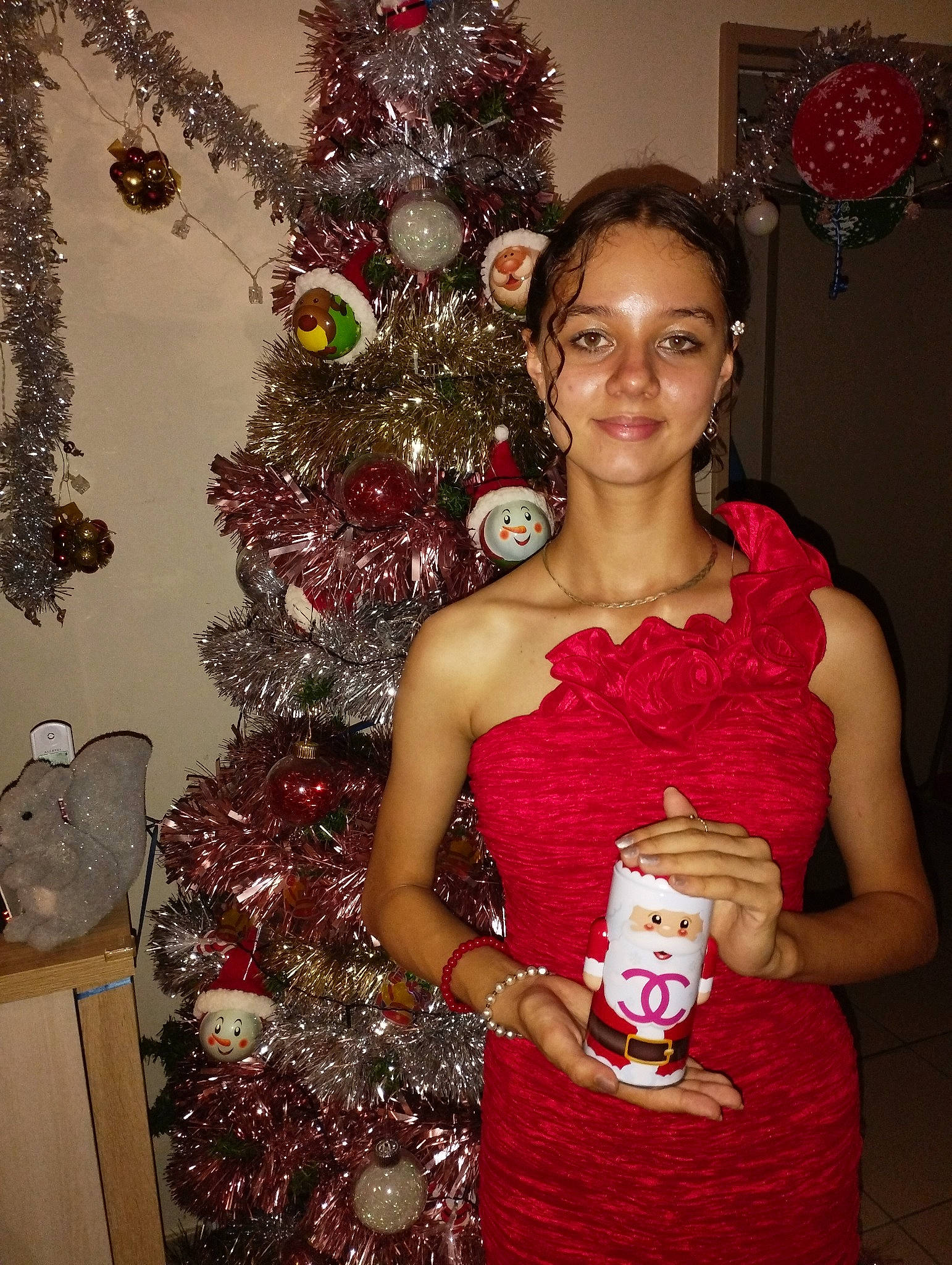 Suzelle a rejoint le concours — aidez-le/la à gagner de superbes lots ! christmas, christmas_decoration, christmas_ornament, christmas_tree, cocktail_dress, conifer, dress, event, fashion_design, formal_wear, fun, happy, holiday, holiday_ornament, jewellery, joy, ornament, person, red, smile