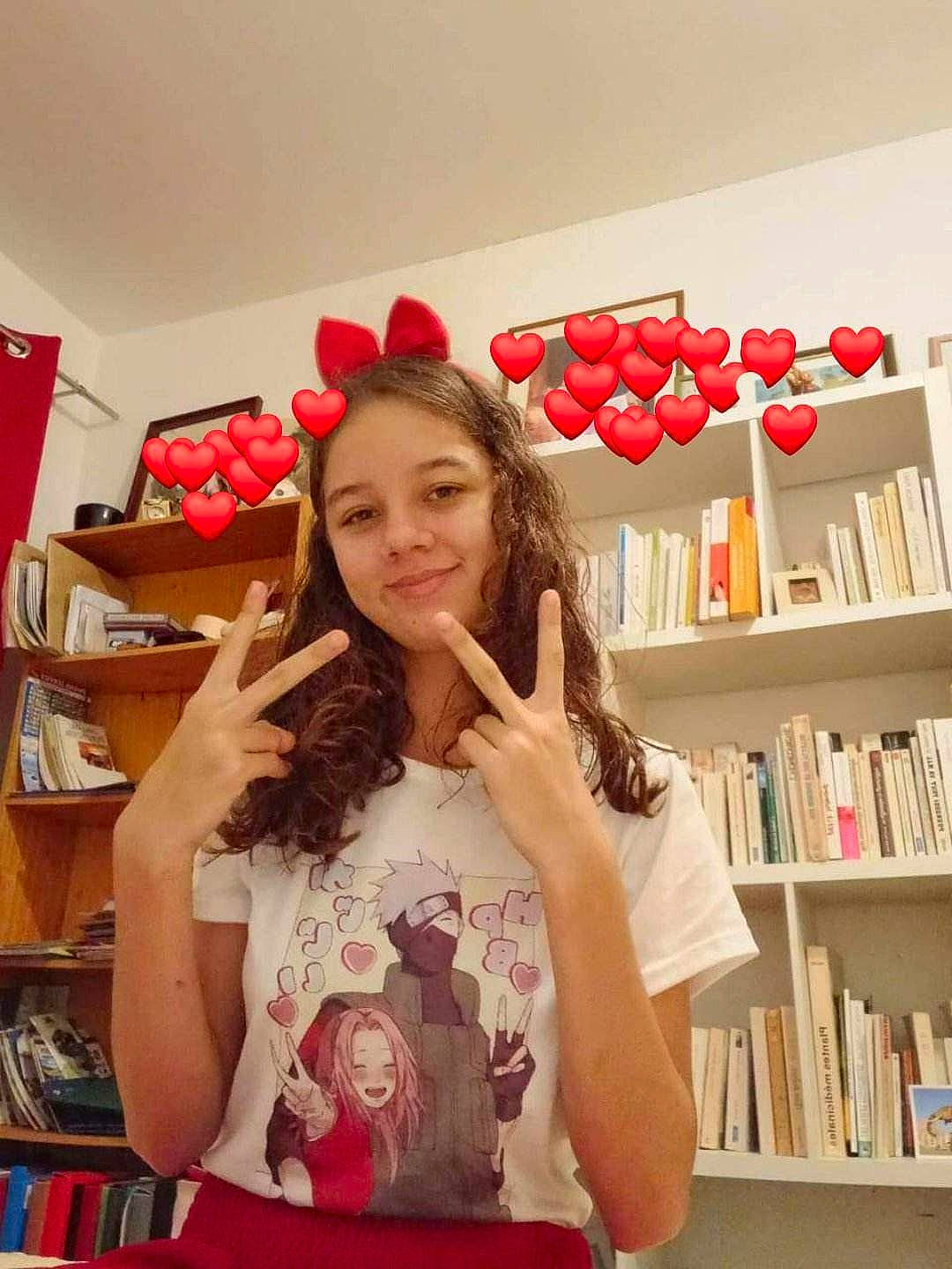 Suzelle a rejoint le concours — aidez-le/la à gagner de superbes lots ! beauty, book, bookcase, brown_hair, design, event, eyelash, eyewear, fashion_accessory, fashion_design, fun, happy, interior_design, joy, person, publication, red, shelf, shelving, sleeve