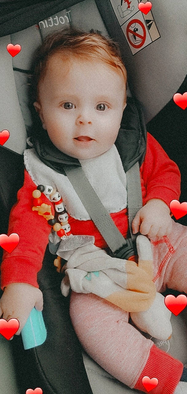 Mattia a rejoint le concours — aidez-le/la à gagner de superbes lots ! arm, baby, baby_toddler_clothing, cheek, comfort, face, facial_expression, gesture, hand, human_body, leg, lip, mouth, nose, person, product, seat_belt, skin, sleeve, textile