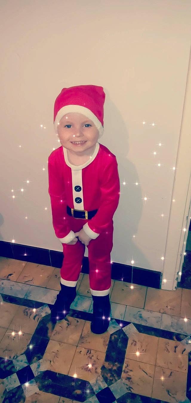 Enoa a rejoint le concours — aidez-le/la à gagner de superbes lots ! child, christmas, christmas_eve, fictional_character, headwear, joy, person, santa_claus, smile, toddler