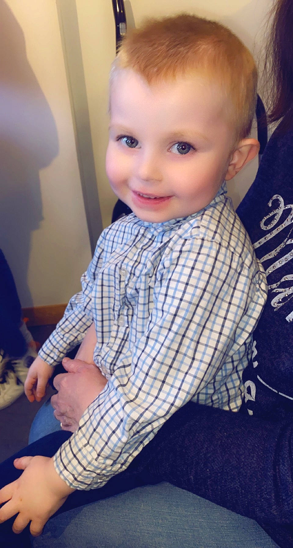 Enoa participe au concours pour gagner de l'argent avec cette photo : arm, cheek, chin, cool, finger, floor, flooring, hair, hairstyle, hand, happy, human_body, joint, joy, lip, neck, person, shoulder, skin, sleeve