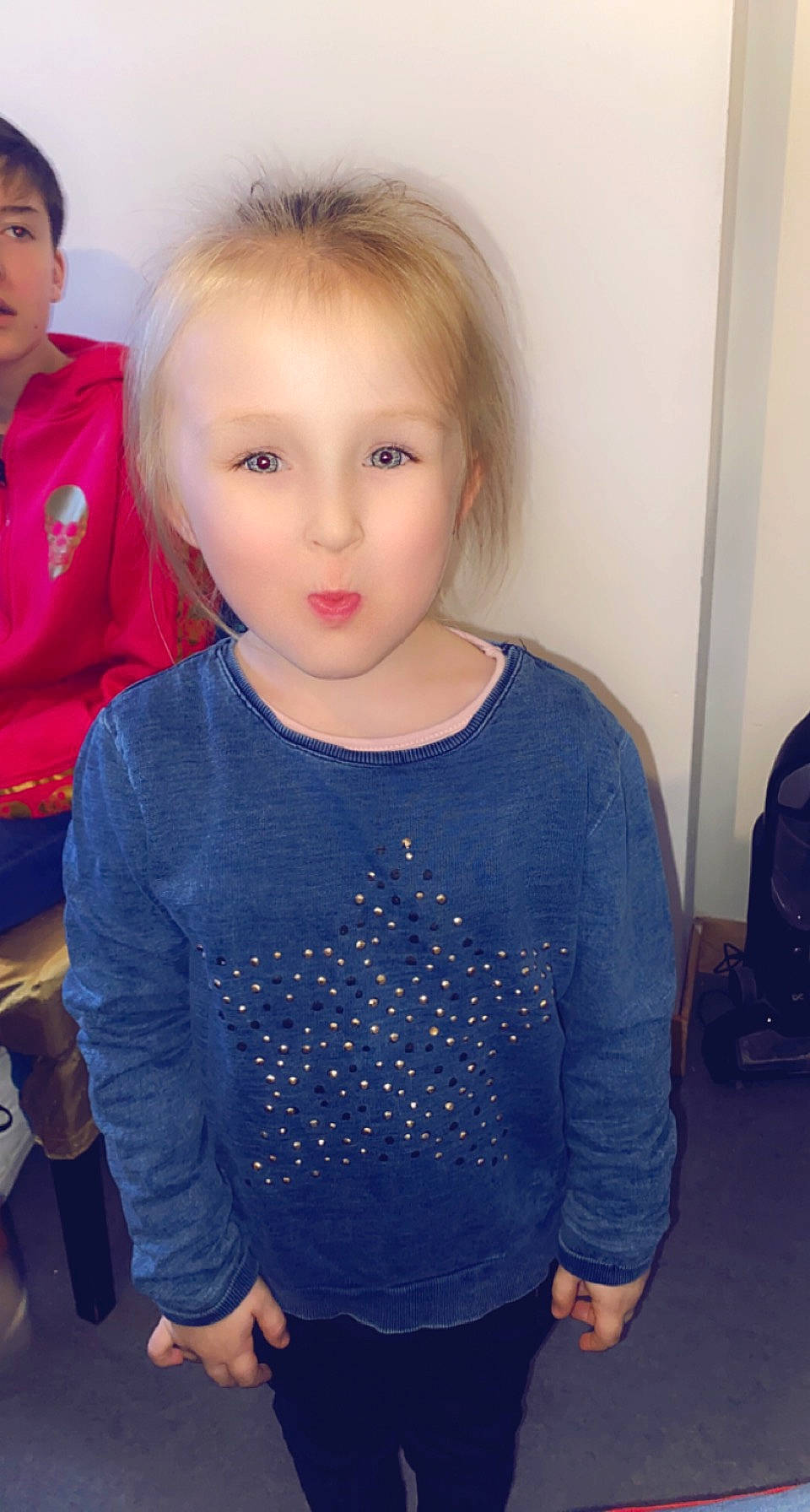 Lena a rejoint le concours — aidez-le/la à gagner de superbes lots ! baby_toddler_clothing, bag, child, electric_blue, event, fun, hair, happy, head, iris, joint, luggage_and_bags, neck, person, shoulder, sleeve, standing, t_shirt, toddler, trunk