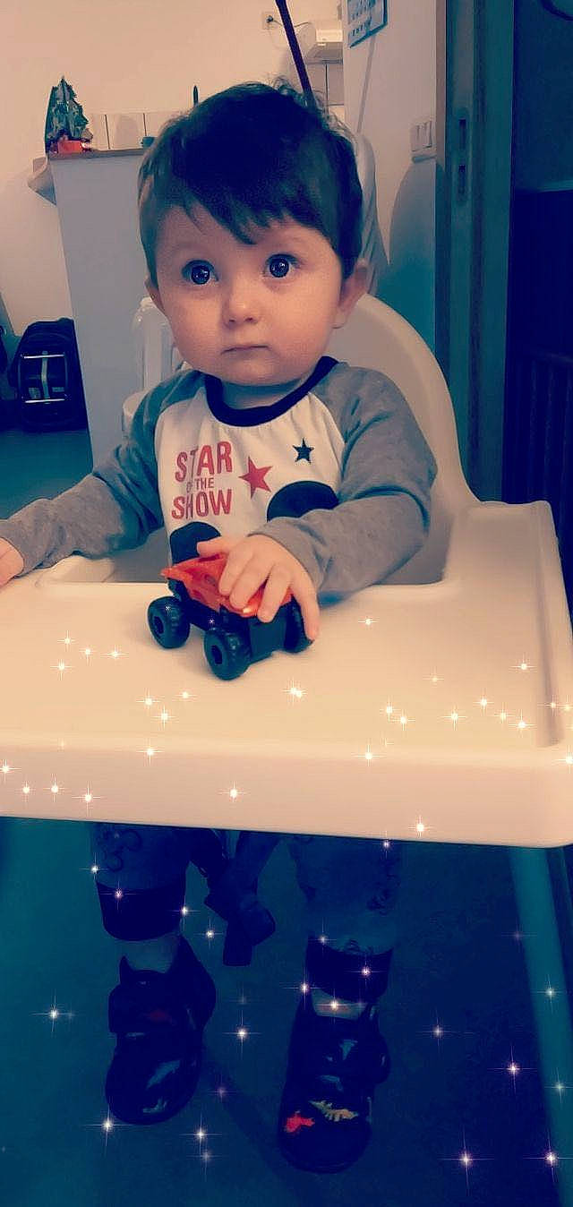 Sasha participe au concours pour gagner de l'argent avec cette photo : baby, cheek, child, games, head, person, play, skin, toddler, toy