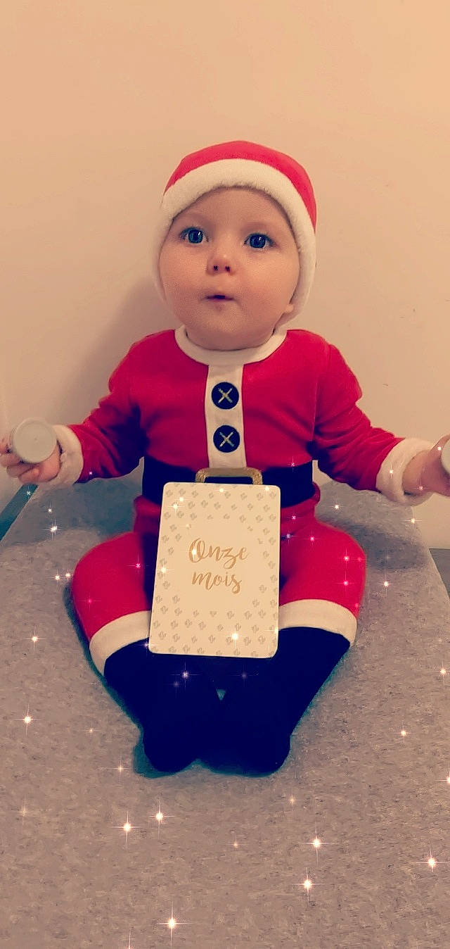 Sasha participe au concours pour gagner de l'argent avec cette photo : child, christmas, christmas_eve, fictional_character, person, santa_claus, toddler, toy