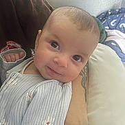 Iuna participe au concours pour gagner de l'argent avec cette photo : baby, infant, smile, face, eyes, onesie, sleeve, hand, arm, tattoo, pillow, blanket, bedding, sofa, close_up, portrait, indoor, caregiver, gaze_up, cute