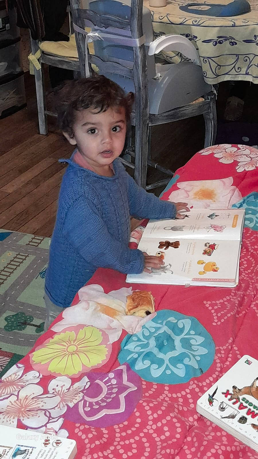 Lilian a rejoint le concours — aidez-le/la à gagner de superbes lots ! art, artist, chair, child, event, flooring, fun, linens, pattern, person, play, recreation, room, sharing, sitting, t_shirt, table, tablecloth, textile, toddler