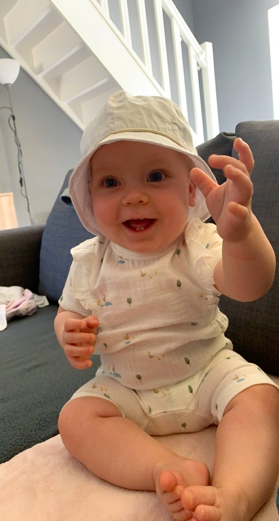 Faustine participe au concours pour gagner de l'argent avec cette photo : baby, baby_toddler_clothing, cheek, chin, finger, gesture, happy, headwear, human_body, joint, joy, leg, lip, mouth, nose, person, shoulder, skin, sleeve, smile