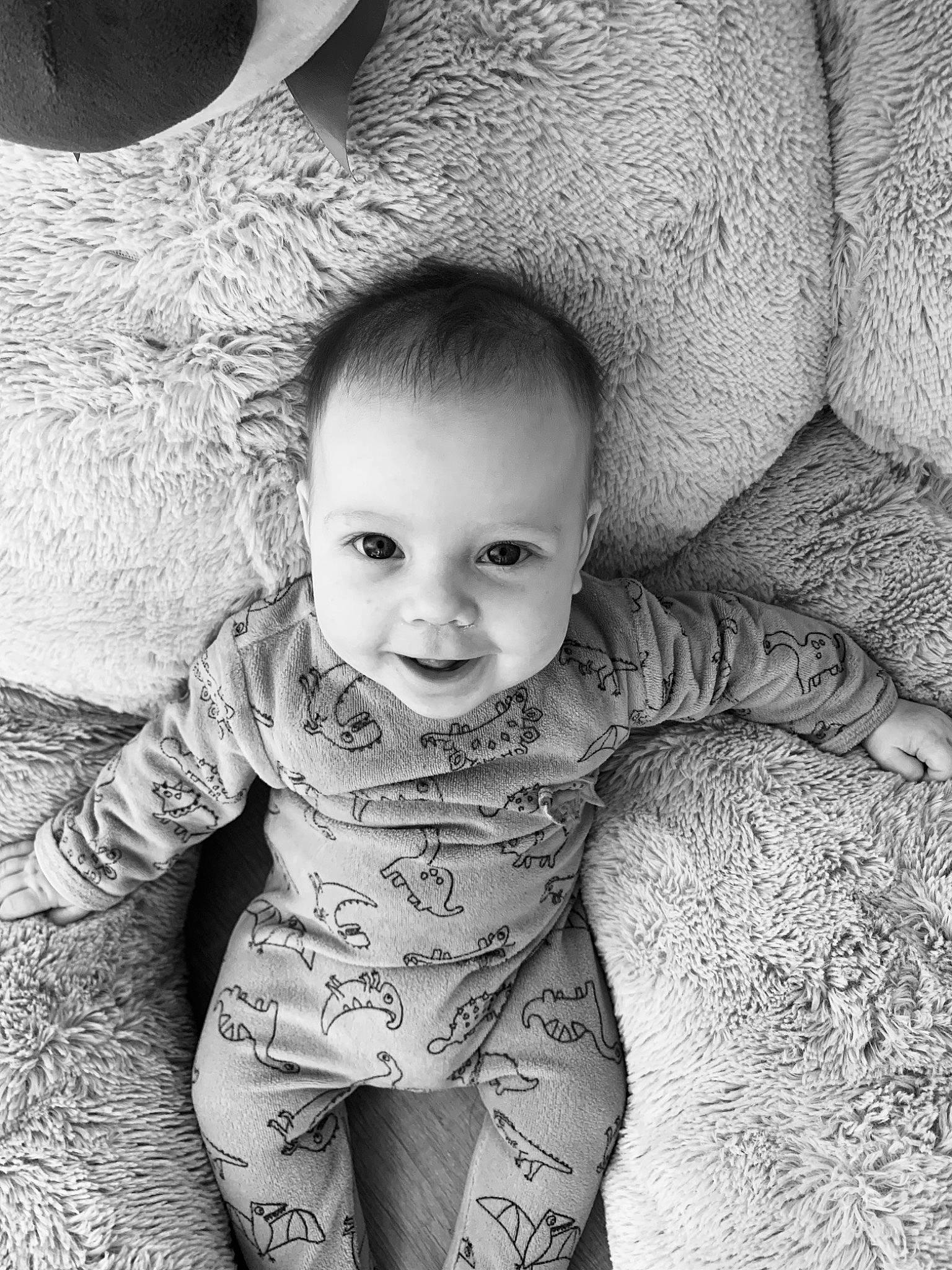 Faustine participe au concours pour gagner de l'argent avec cette photo : arm, baby_toddler_clothing, cheek, chin, eye, eyebrow, face, flash_photography, happy, head, human_body, iris, joy, lip, mouth, nose, organ, person, skin, sleeve