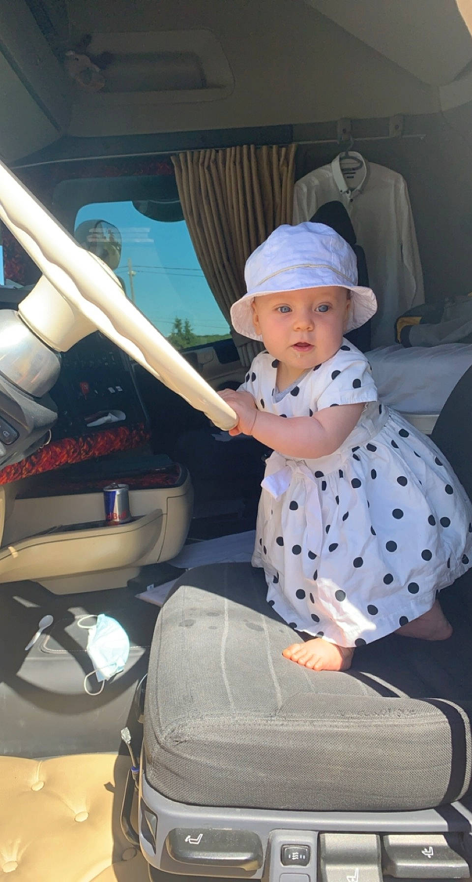 Faustine a rejoint le concours — aidez-le/la à gagner de superbes lots ! auto_part, automotive_design, automotive_exterior, baby, baby_toddler_clothing, baseball_cap, cap, car_seat, child, fedora, flash_photography, fun, hat, headwear, leisure, luxury_vehicle, motor_vehicle, person, steering_wheel, sun_hat