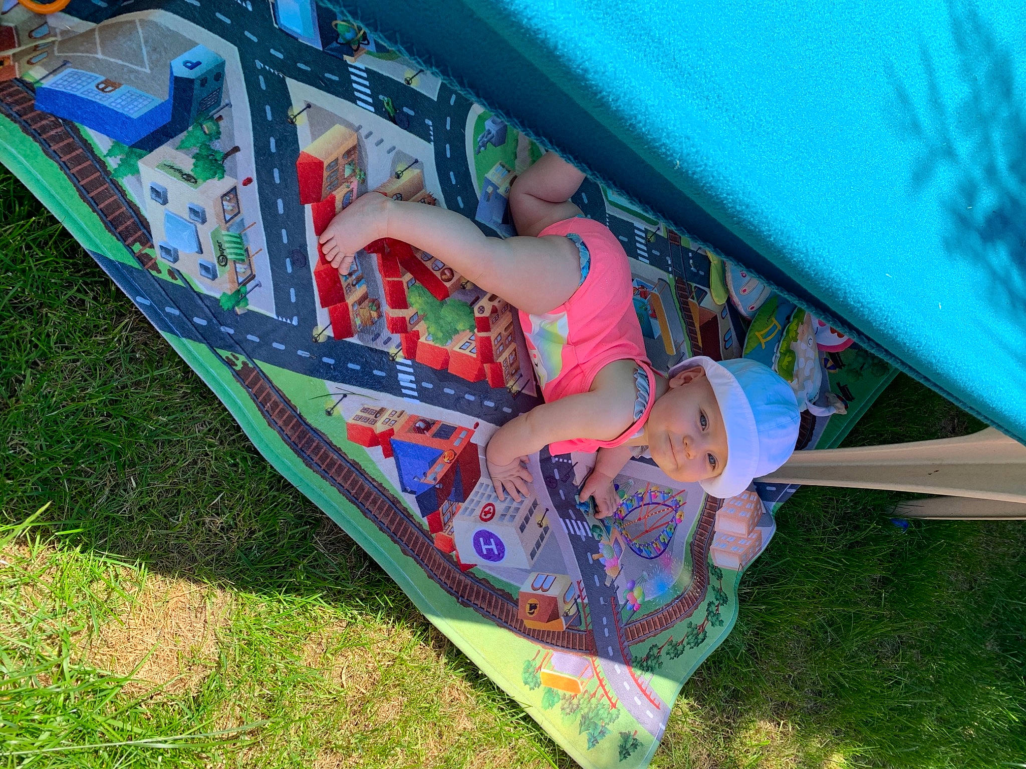 Faustine participe au concours pour gagner de l'argent avec cette photo : adventure, automotive_exterior, bumper, fun, games, grass, hammock, headwear, human_leg, landscape, leisure, motor_vehicle, outdoor_furniture, person, recreation, sandal, shade, thigh, vehicle_door, water_transportation