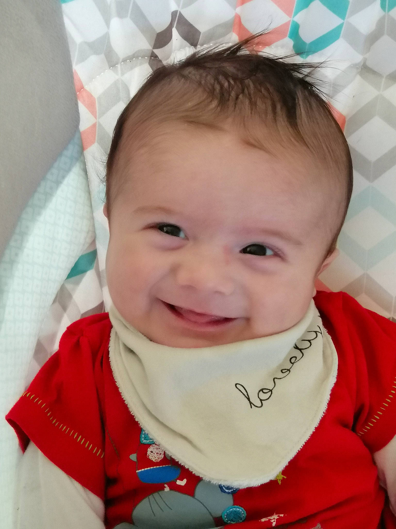 Alexis a rejoint le concours — aidez-le/la à gagner de superbes lots ! baby, baby_toddler_clothing, cheek, chin, eye, eyebrow, eyelash, face, facial_expression, happy, head, iris, joy, lip, nose, person, skin, sleeve, smile, textile