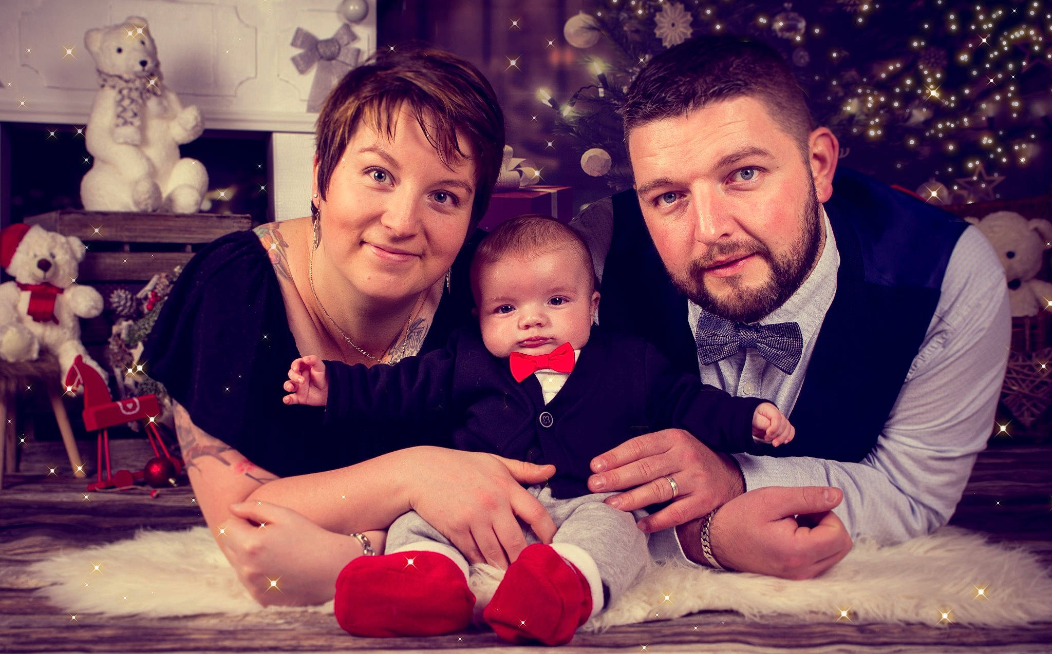 Jules participe au concours pour gagner de l'argent avec cette photo : baby, child, christmas, christmas_eve, cloud, daughter, family, father, happy, holiday, joy, love, people, person, photography, sibling, sky, smile, toddler
