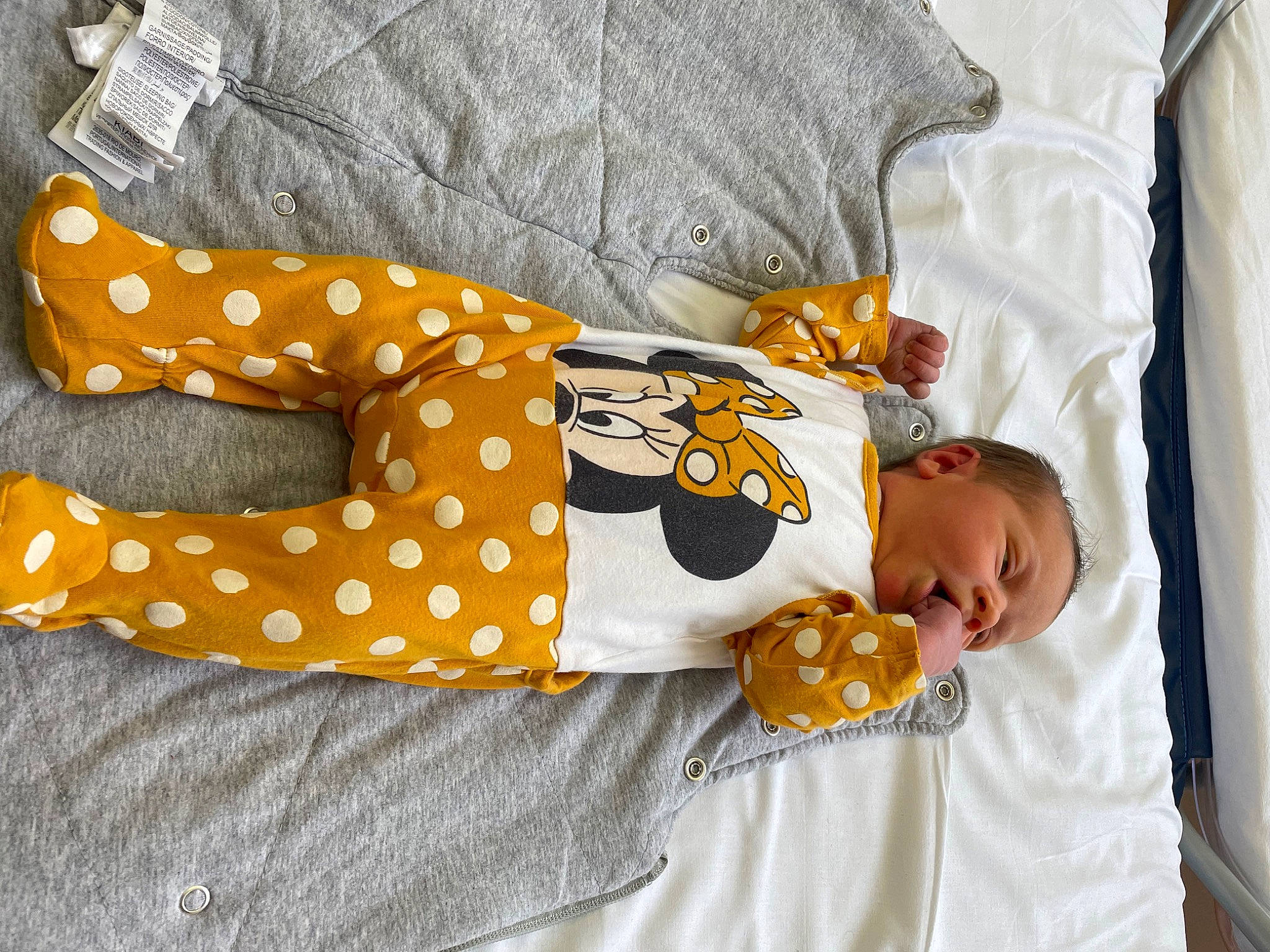 Noëlyne participe au concours pour gagner de l'argent avec cette photo : baby, baby_products, baby_safety, baby_sleeping, baby_toddler_clothing, bedding, child, comfort, infant_bodysuit, linens, nightwear, pattern, person, personal_protective_equipment, polka_dot, room, sleeve, textile, toddler, vertebrate