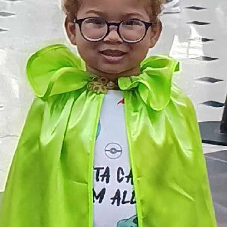 Noha a rejoint le concours — aidez-le/la à gagner de superbes lots ! bow, casual, child, clothing, costume, curly_hair, cute, fashion, glasses, green_cape, happy, indoor, person, playful, portrait, smiling, standing, tiled_floor, white_pants, young