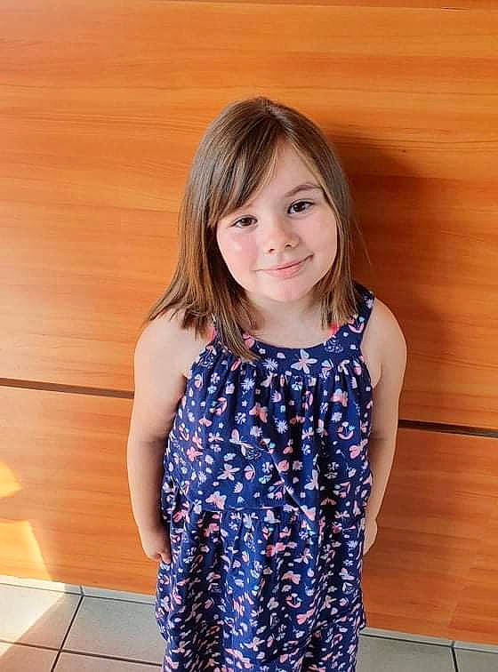 Gabrielle participe au concours pour gagner de l'argent avec cette photo : arm, brown_hair, day_dress, denim, dress, electric_blue, hair, happy, iris, joy, long_hair, neck, outerwear, pattern, person, shoulder, sleeve, smile, t_shirt, thigh