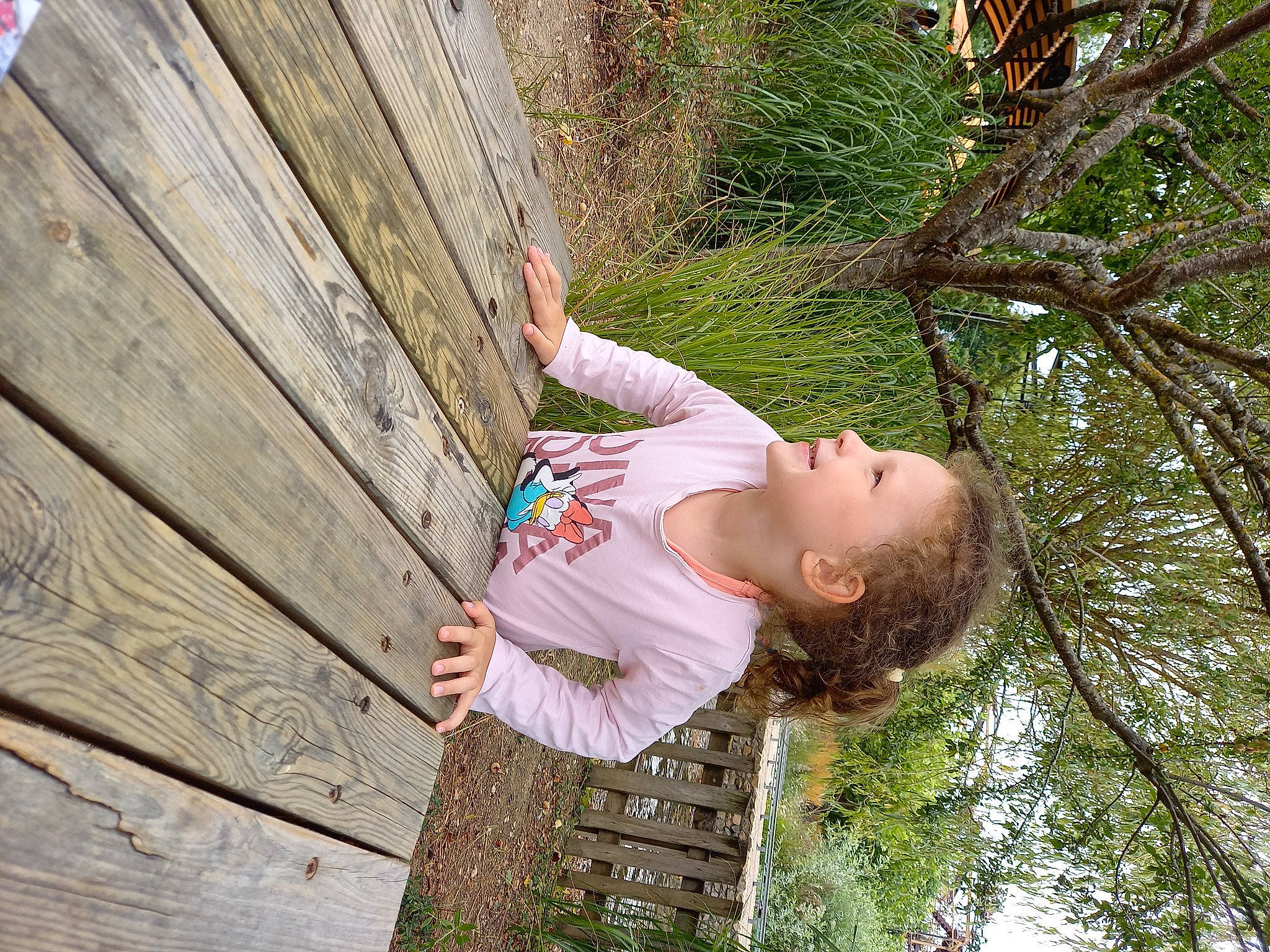 Thais a rejoint le concours — aidez-le/la à gagner de superbes lots ! branch, child, elbow, fun, grass, happy, leaf, leisure, people_in_nature, person, plant, portrait_photography, sitting, spring, tree, trunk, waist, wood