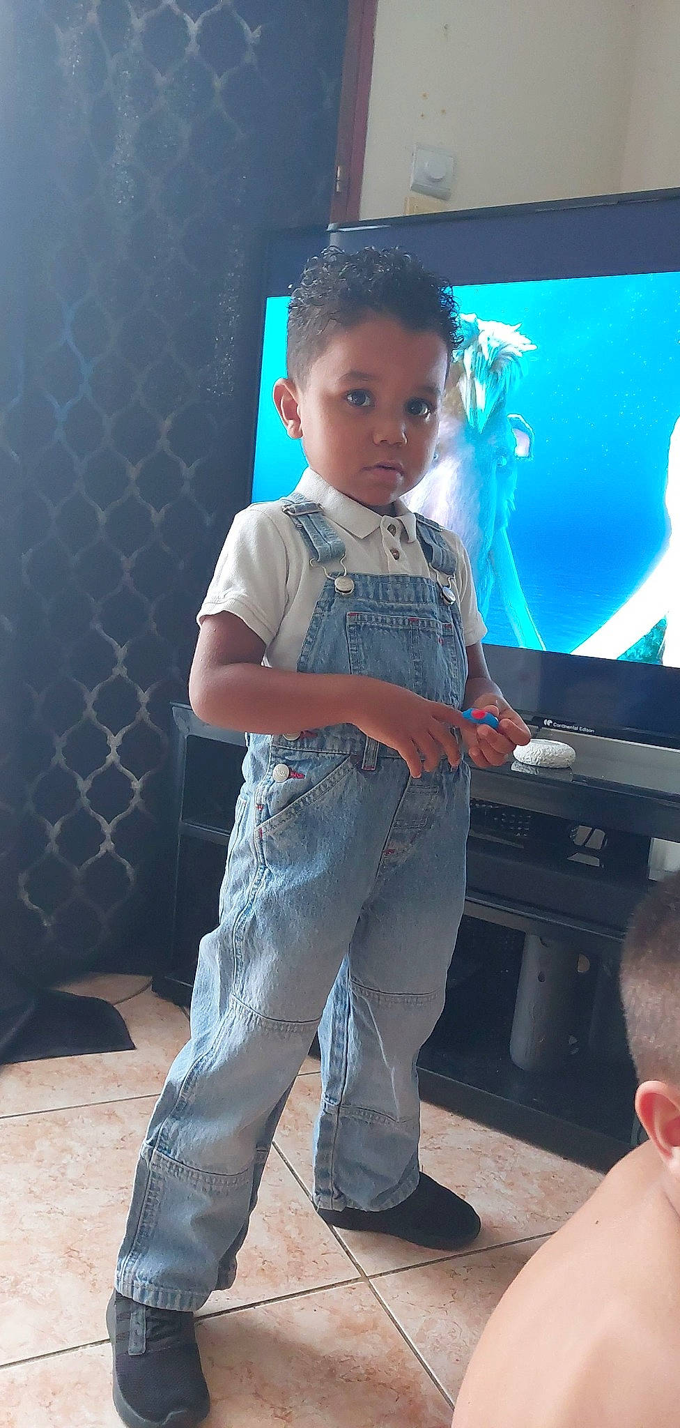 Jérémy participe au concours pour gagner de l'argent avec cette photo : denim, display_device, electric_blue, entertainment, fashion_design, flash_photography, flat_panel_display, fun, gadget, knee, led_backlit_lcd_display, person, sleeve, sportswear, t_shirt, television, television_set, thigh, toddler, trunk