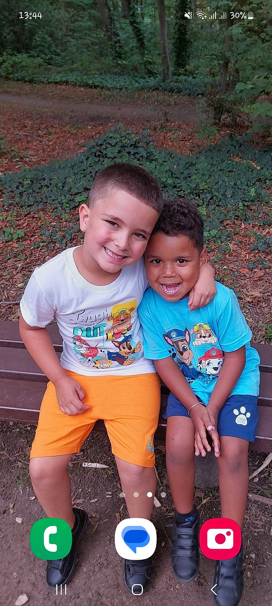 Yanis a rejoint le concours — aidez-le/la à gagner de superbes lots ! adaptation, chin, eye, flash_photography, fun, grass, grass_family, happy, head, human_body, joy, leg, leisure, mammal, people_in_nature, person, shorts, skin, smile, summer