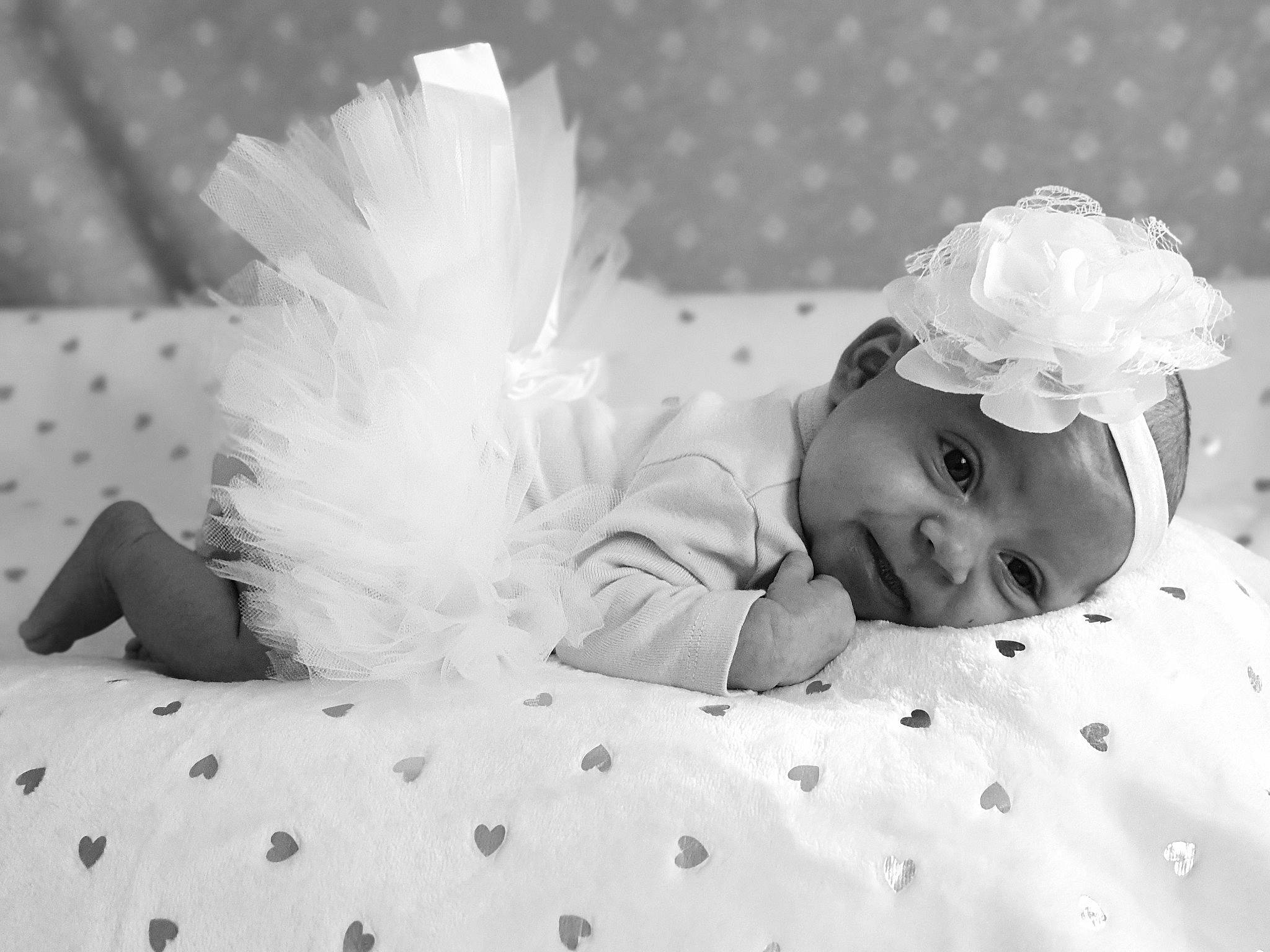 Cataleya participe au concours pour gagner de l'argent avec cette photo : baby, baby_sleeping, baby_toddler_clothing, bedding, bedtime, black_and_white, child, comfort, event, fashion_accessory, flash_photography, gesture, happy, headband, headpiece, headwear, linens, monochrome, monochrome_photography, person