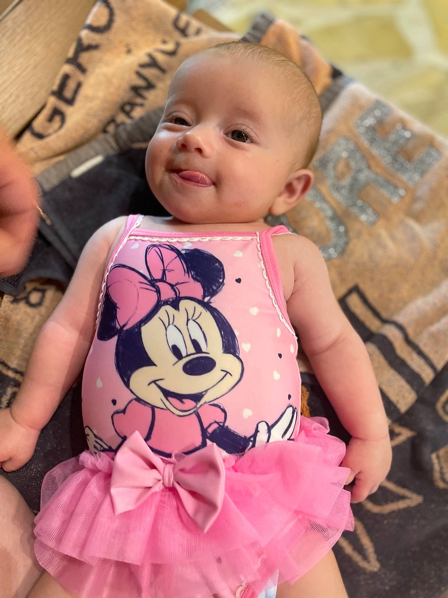 Delhia a rejoint le concours — aidez-le/la à gagner de superbes lots ! baby, baby_toddler_clothing, beauty, cheek, child, eye, face, facial_expression, hairstyle, happy, head, pattern, person, pink, product, skin, sleeve, smile, textile, toddler