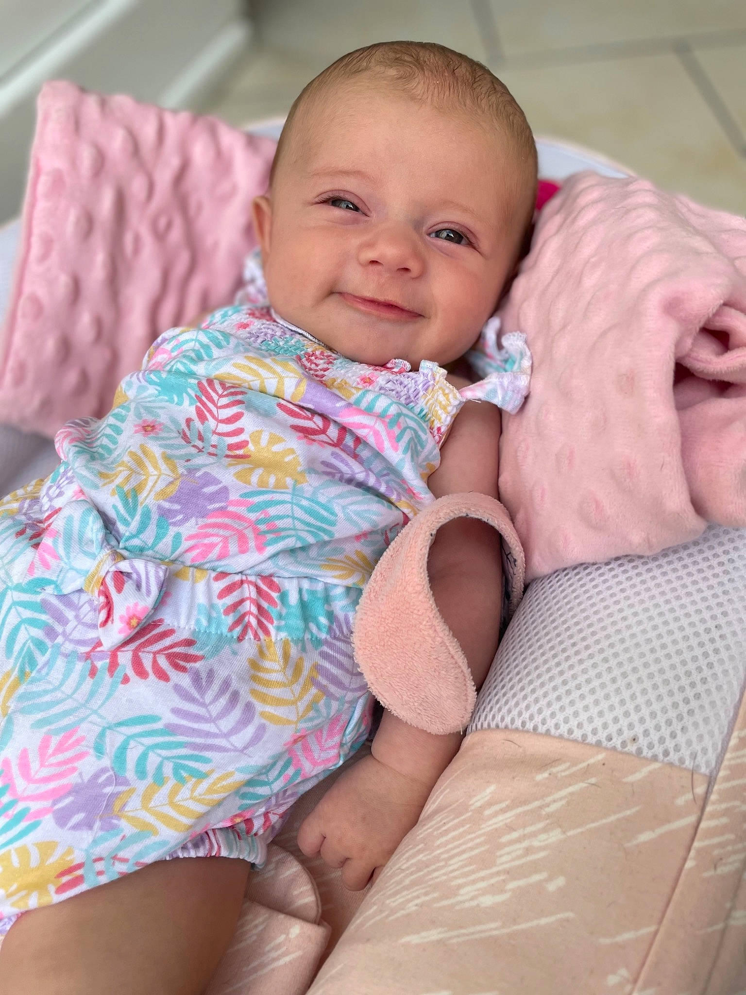 Delhia a rejoint le concours — aidez-le/la à gagner de superbes lots ! arm, baby, baby_toddler_clothing, cheek, comfort, eye, face, head, human_body, iris, joint, joy, lip, mammal, mouth, neck, nose, person, pink, skin