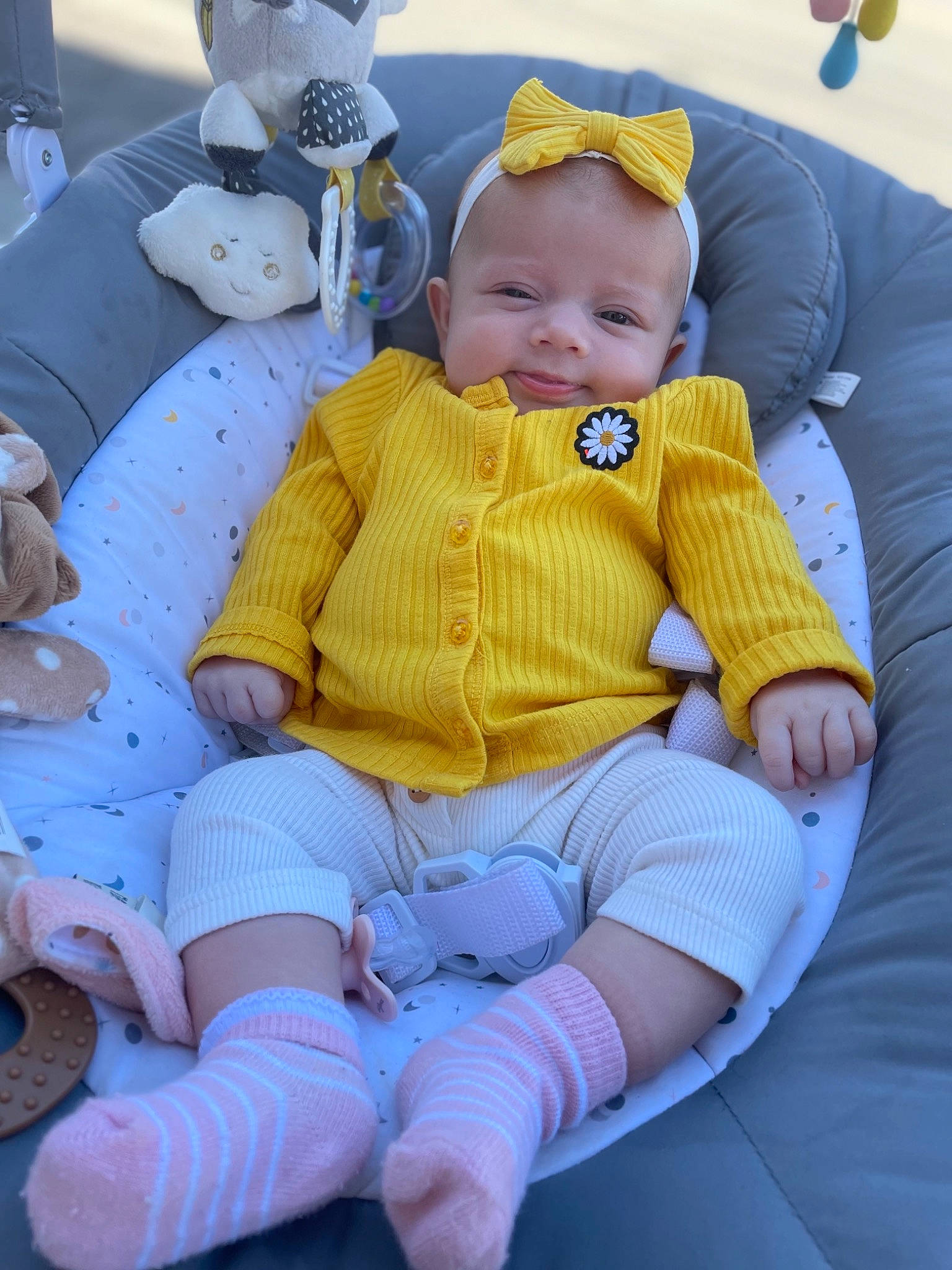 Delhia a rejoint le concours — aidez-le/la à gagner de superbes lots ! baby, baby_toddler_clothing, balloon, blue, chair, cheek, child, comfort, electric_blue, face, human_body, human_leg, knee, lap, leisure, person, purple, skin, sock, thigh