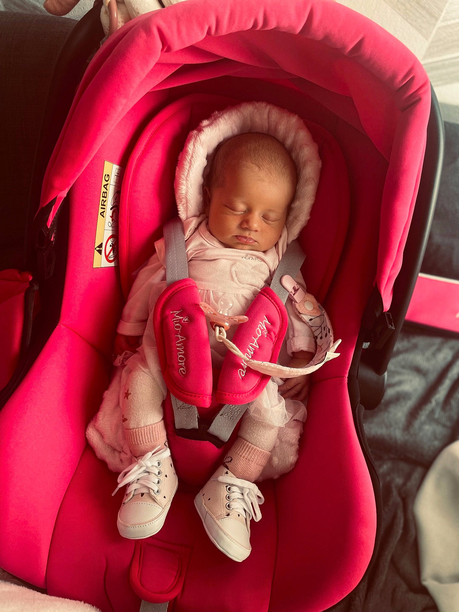 Dhélia participe au concours pour gagner de l'argent avec cette photo : baby, baby_carriage, baby_toddler_clothing, cheek, comfort, doll, finger, human_body, lap, mammal, mouth, nail, organ, person, pink, product, red, skin, textile, toddler