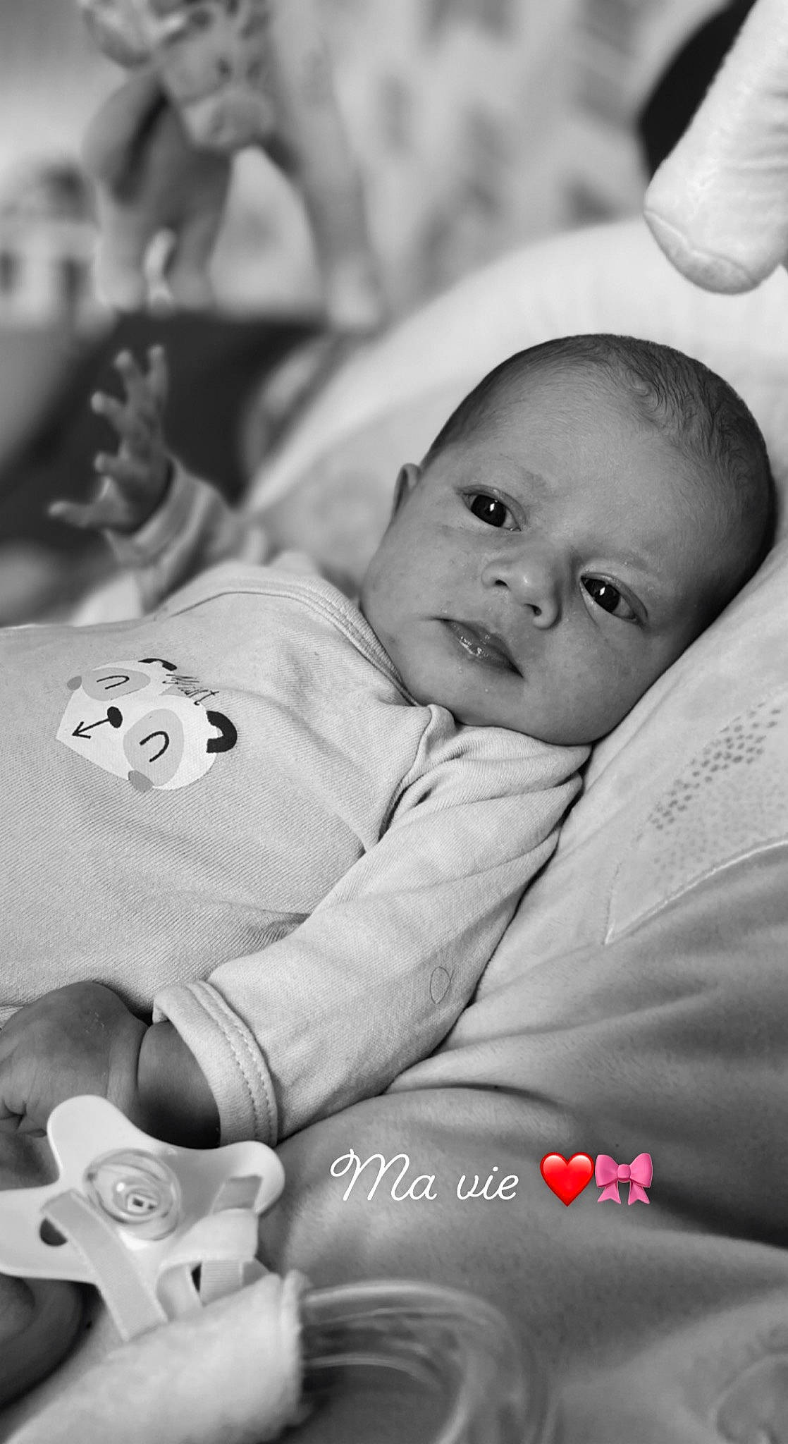 Dhélia participe au concours pour gagner de l'argent avec cette photo : baby, baby_toddler_clothing, black, black_and_white, cheek, child, comfort, facial_expression, happy, human, mammal, monochrome, monochrome_photography, person, photograph, skin, snapshot, style, tableware, toddler