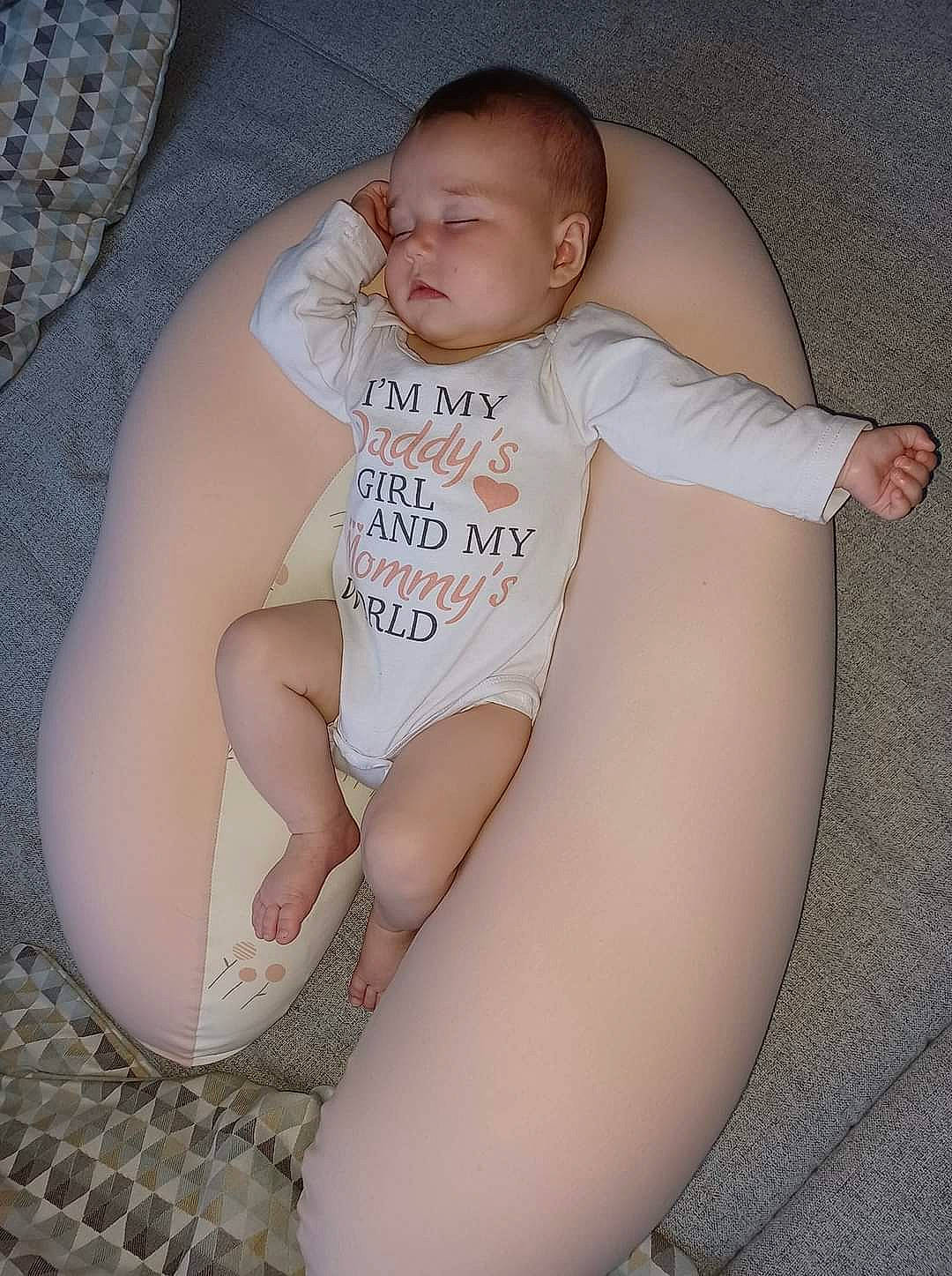 Ayna participe au concours pour gagner de l'argent avec cette photo : baby, baby_toddler_clothing, chest, comfort, elbow, eye, flash_photography, happy, head, human_body, joint, knee, leg, mouth, neck, person, shoulder, skin, stomach, thigh
