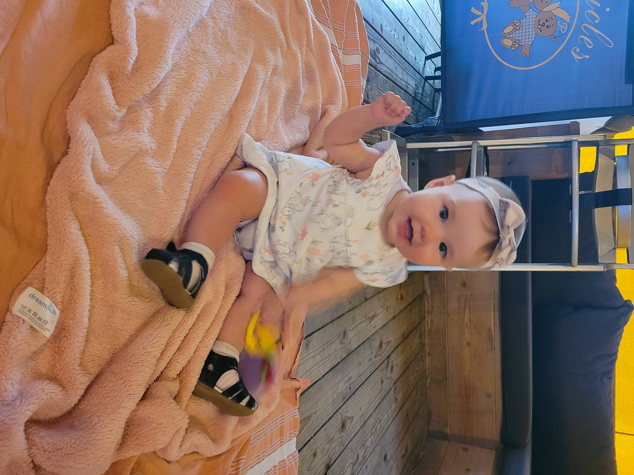 Ayna a rejoint le concours — aidez-le/la à gagner de superbes lots ! baby, baby_toddler_clothing, bag, child, design, dress, eyewear, fun, glasses, hat, human_leg, mammal, orange, pattern, peach, person, sitting, sunglasses, toddler, toy