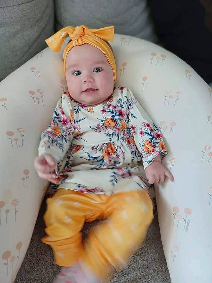 Ayna a rejoint le concours — aidez-le/la à gagner de superbes lots ! baby, baby_products, baby_toddler_clothing, cheek, child, comfort, eye, face, fun, happy, head, headgear, headwear, linens, orange, person, sitting, sleeve, sock, t_shirt