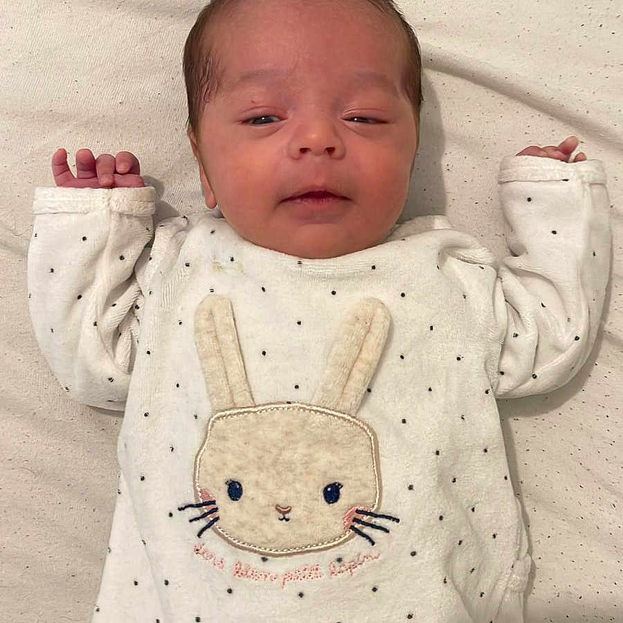 Zayhan a rejoint le concours — aidez-le/la à gagner de superbes lots ! baby, bed, blanket, bodypart, clothing, cushion, face, finger, furniture, glove, hand, head, homedecor, newborn, person, photography, portrait, quilt, sleeping, sleeve