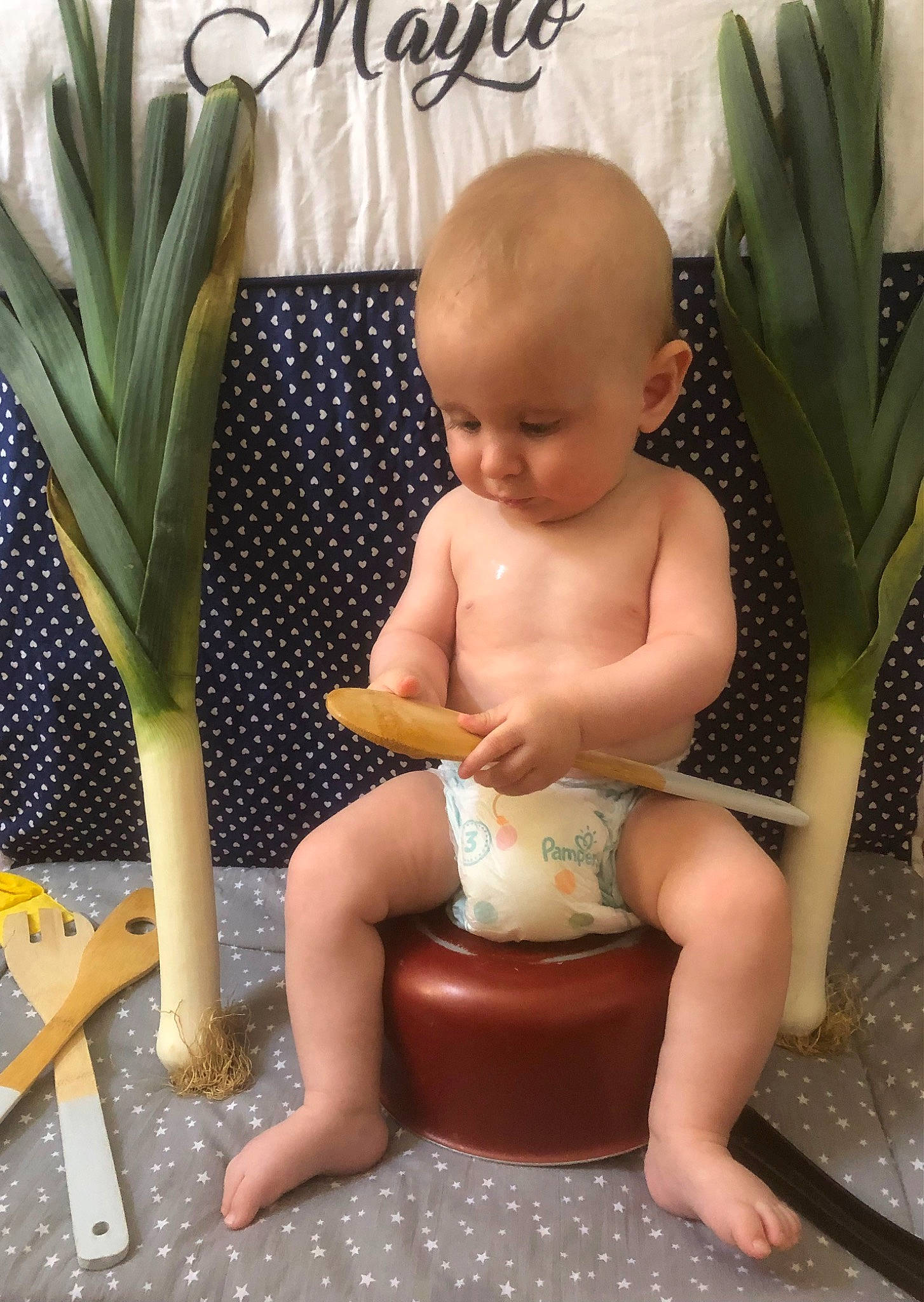 Maylo a rejoint le concours — aidez-le/la à gagner de superbes lots ! baby, barefoot, beauty, chair, chest, child, comfort, finger, flooring, foot, human_leg, joint, knee, person, shorts, sitting, table, thigh, toddler, vertebrate