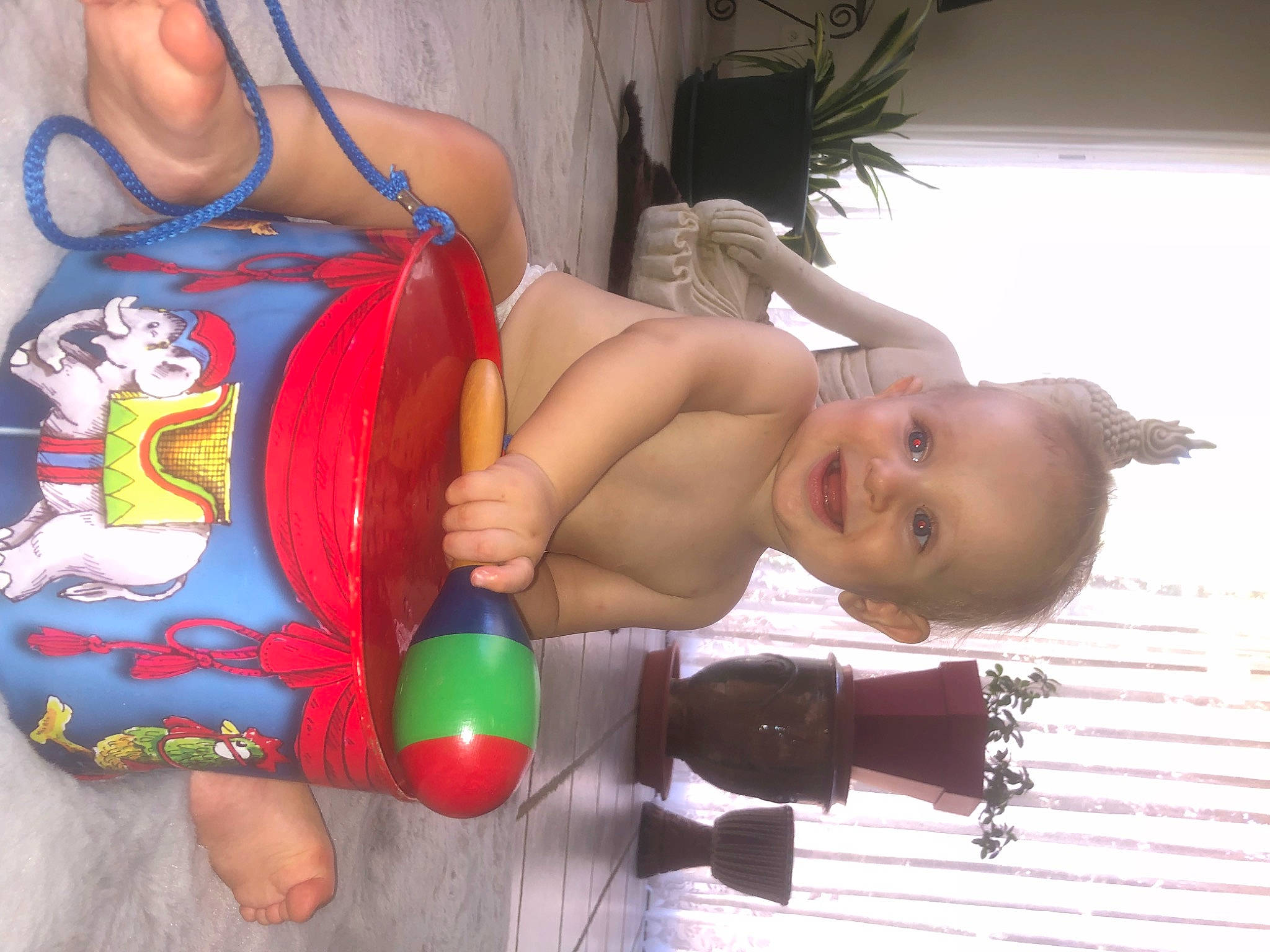 Maylo a rejoint le concours — aidez-le/la à gagner de superbes lots ! arm, baby_playing_with_toys, chest, child, finger, fun, hair, hairstyle, hand, head, human_body, joint, joy, leg, mouth, organ, person, plant, smile, thigh