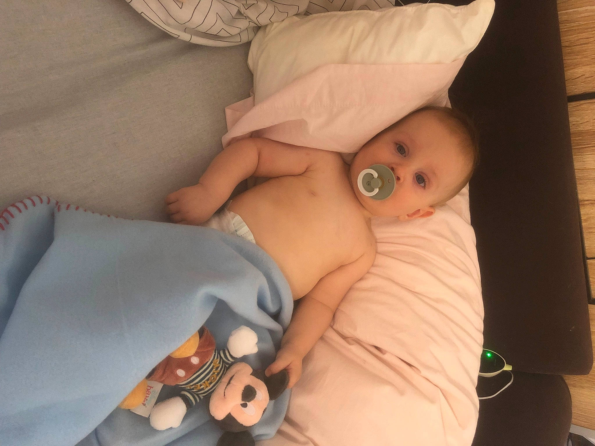 Maylo participe au concours pour gagner de l'argent avec cette photo : abdomen, baby, baby_products, baby_toddler_clothing, bedtime, cheek, child, comfort, eye, finger, hand, human_body, joint, leg, mouth, nose, person, skin, toddler, trunk