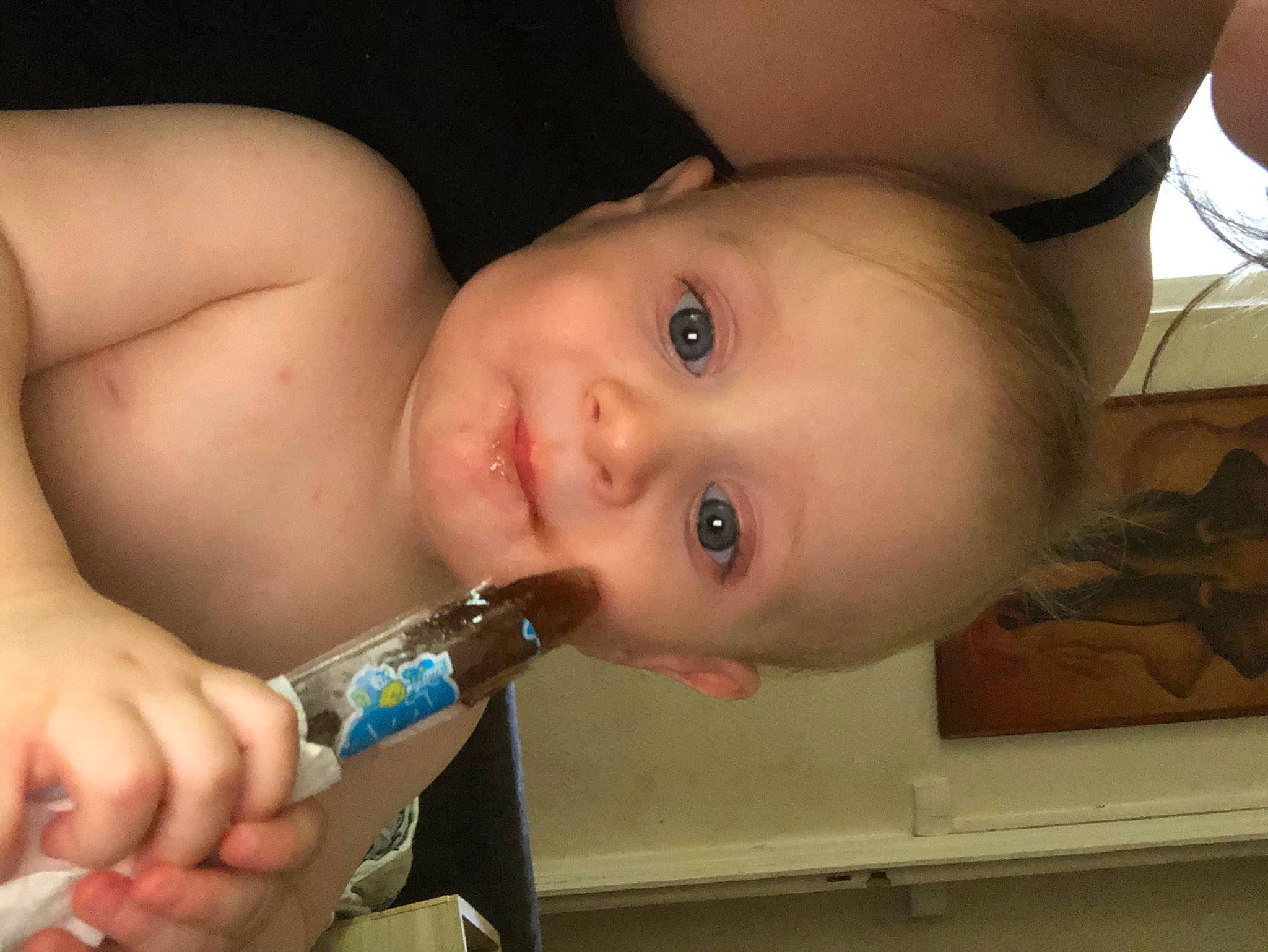 Maylo a rejoint le concours — aidez-le/la à gagner de superbes lots ! baby, bottle, cheek, chin, eye, eyebrow, eyelash, hair, hairstyle, hand, head, human_body, iris, lip, mouth, muscle, neck, nose, person, plastic_bottle