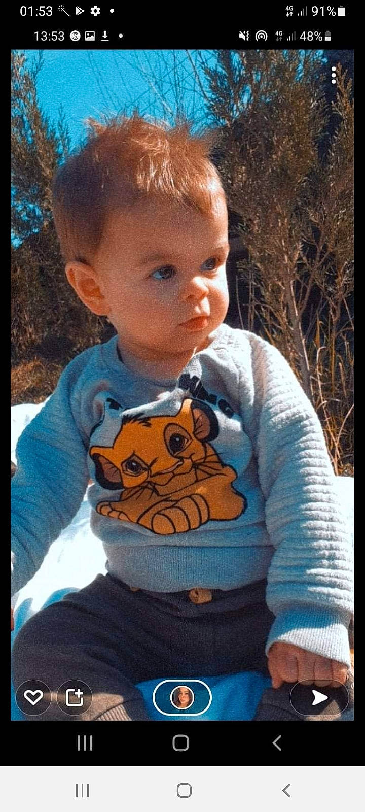 Djeyden participe au concours pour gagner de l'argent avec cette photo : baby, baby_toddler_clothing, brown_hair, cheek, child, cool, electric_blue, grass, happy, insect, iris, nose, pattern, people_in_nature, person, sitting, sleeve, t_shirt, toddler, tree